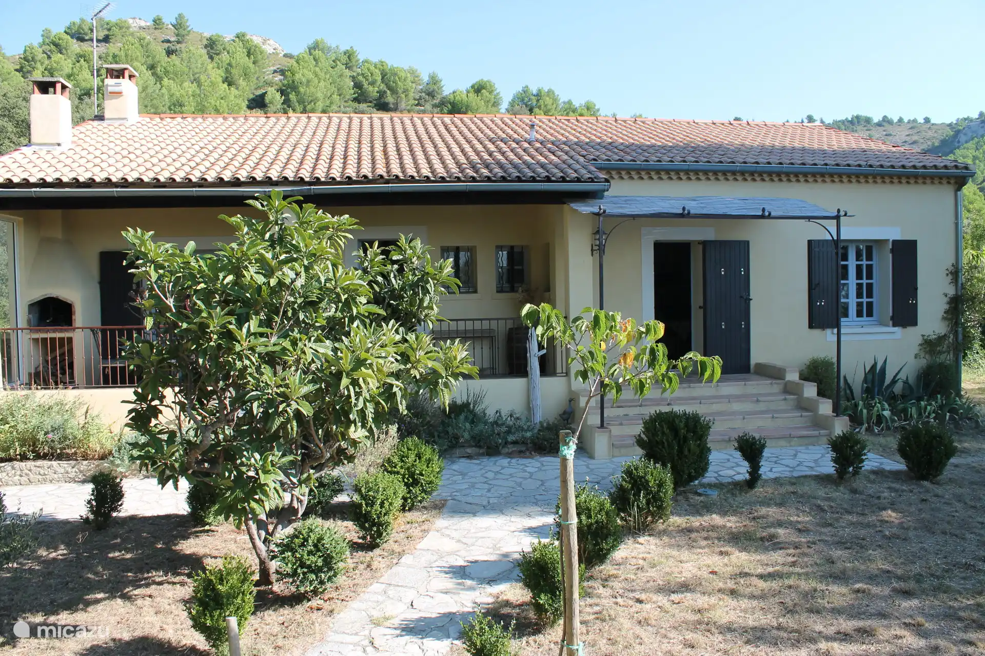 Uitzicht op de zuidgevel op de eerste verdieping met de Luberon  