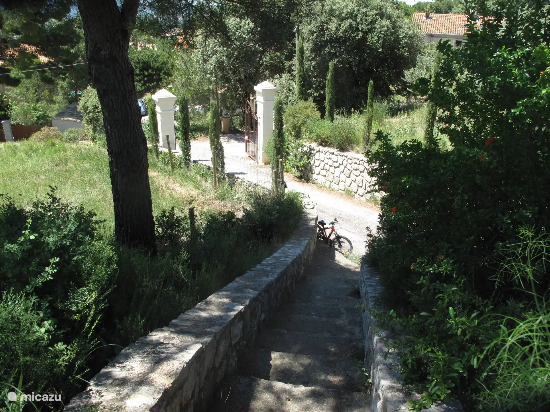 Toegang tot de Clos des Oliviers met directe toegang tot het dorp
