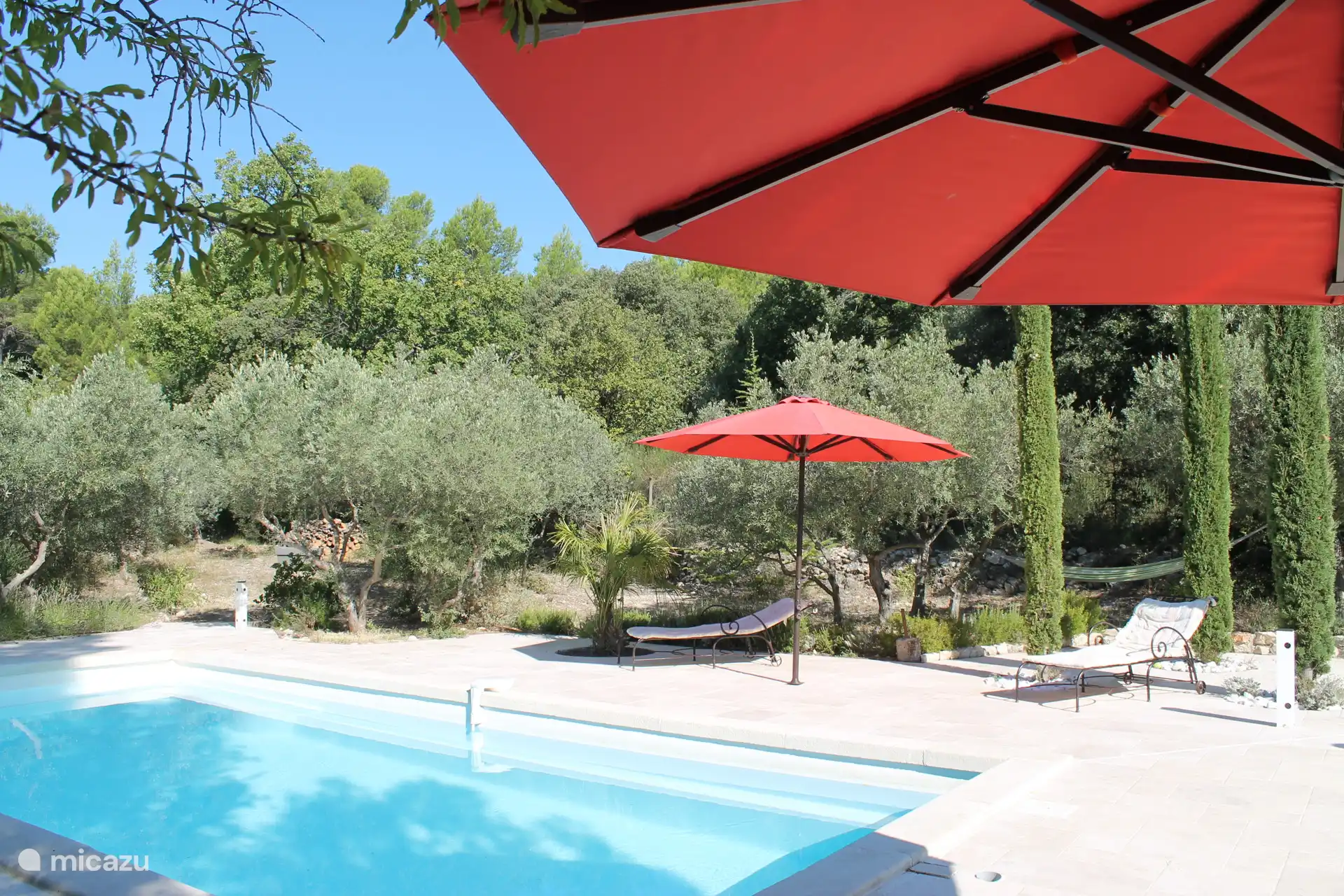 Het strand met zijn parasols