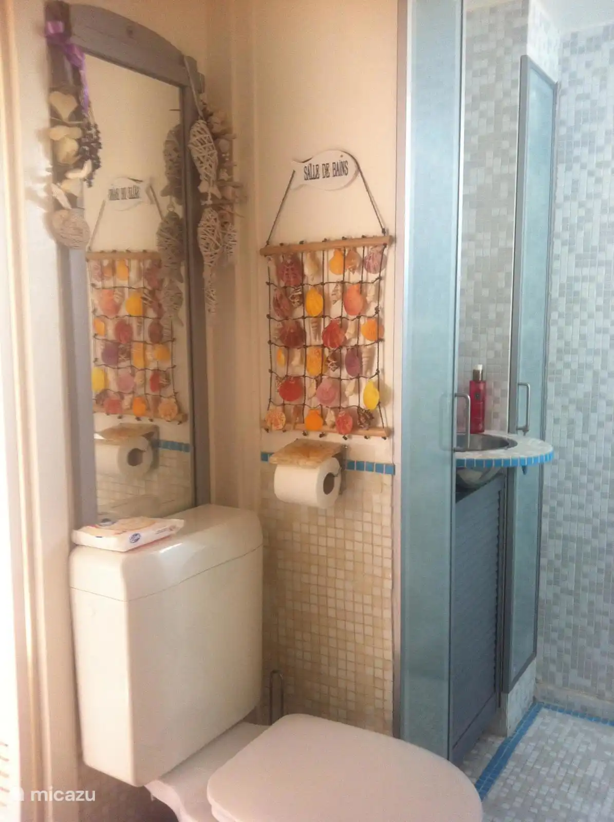 Toilettes et lavabo adjacents à la chambre 