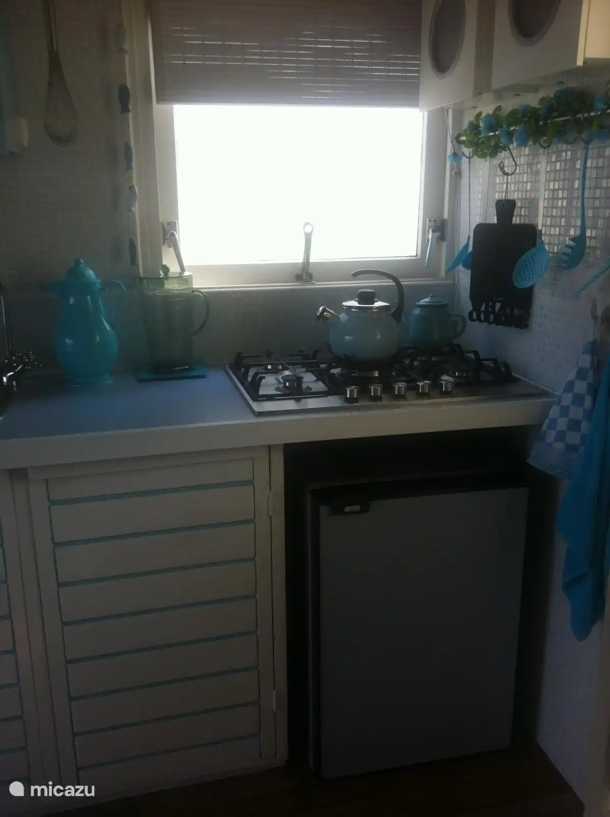 Cuisinière à gaz à 5 brûleurs et réfrigérateur 