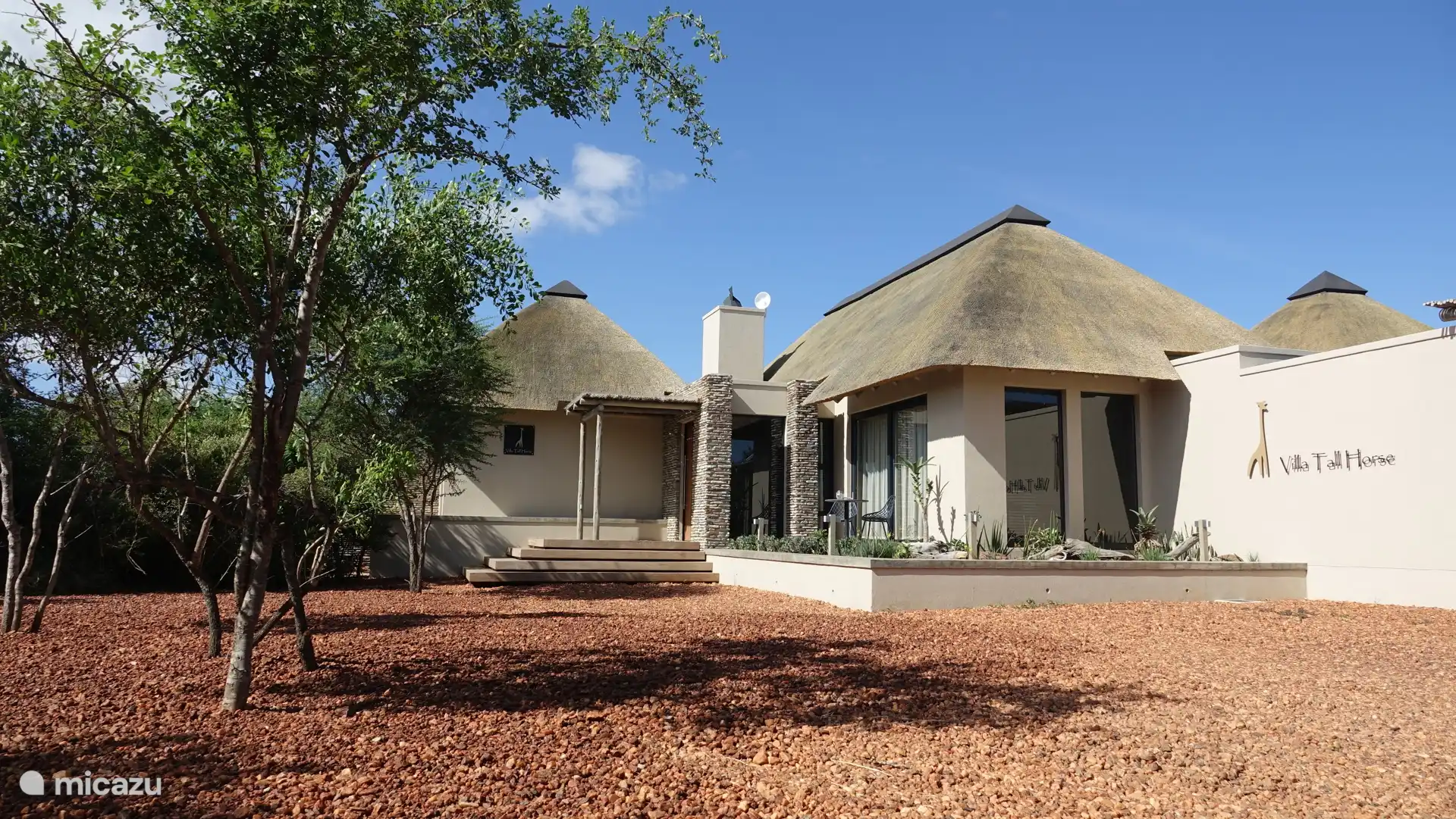 Entree Villa Tall Horse