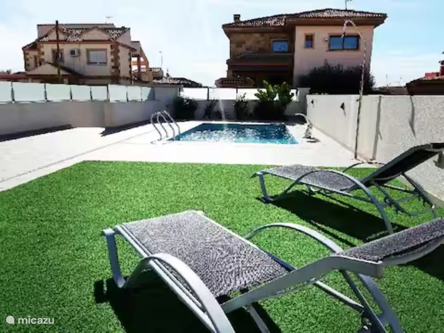 Zwembad en zonnegebied Villa 1