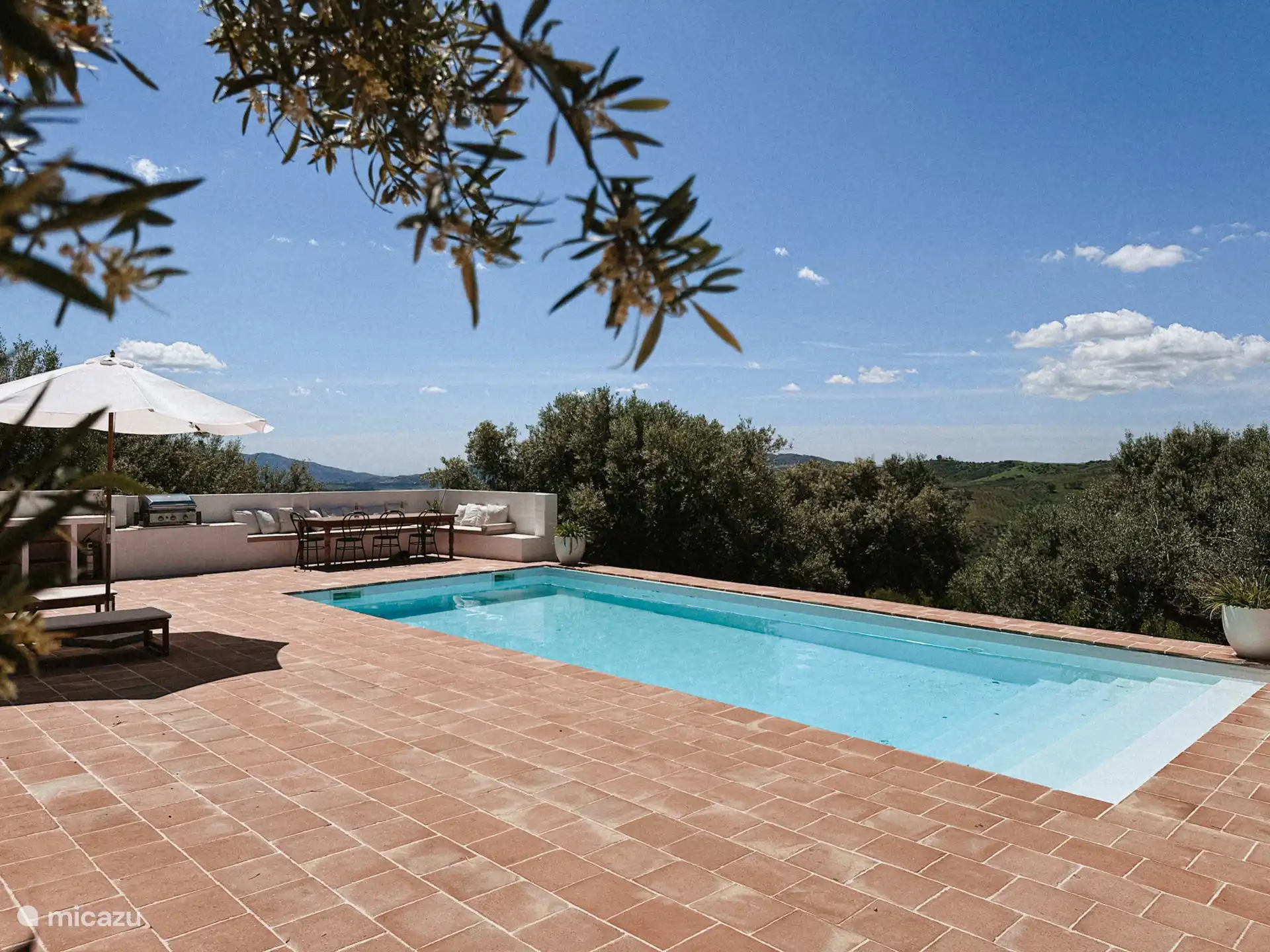 Het grote zwembad heeft een trap over de gehele breedte en is daardoor geschikt voor kinderen. Het zwembad is 1.55m diep.