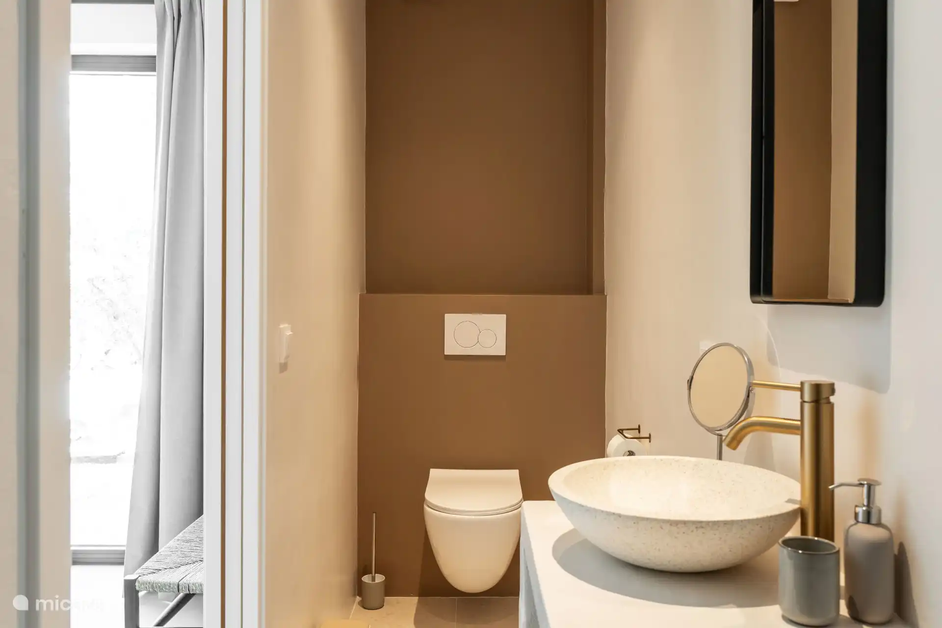 De badkamer ensuite (grenzend aan de derde slaapkamer) heeft een toilet, badmeubel en ruime inloopdouche. Er zijn handdoeken, een fohn en shampoo en douchegel aanwezig.