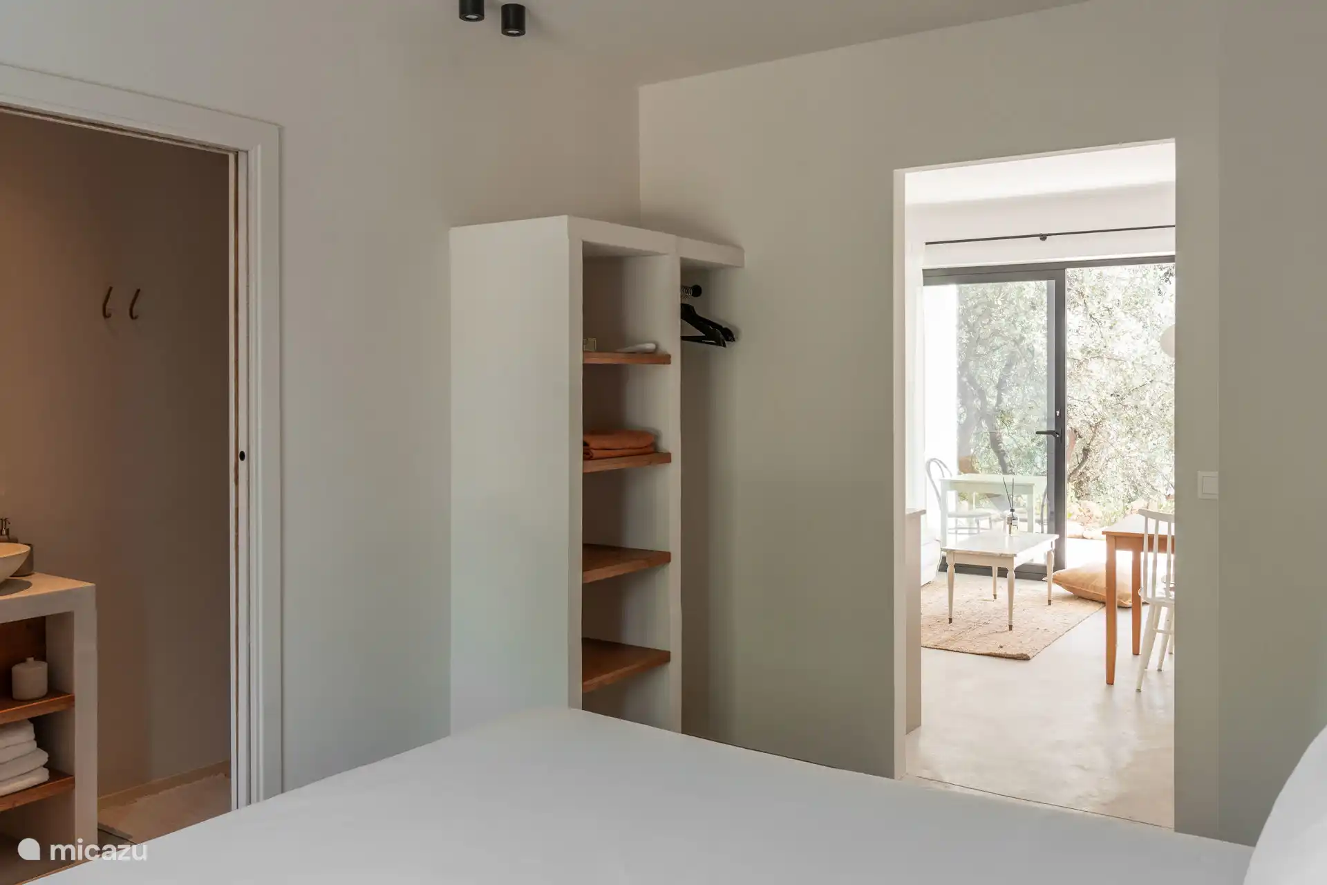 De derde slaapkamer grenst aan de kleinere woonkamer, dit is één open ruimte. 