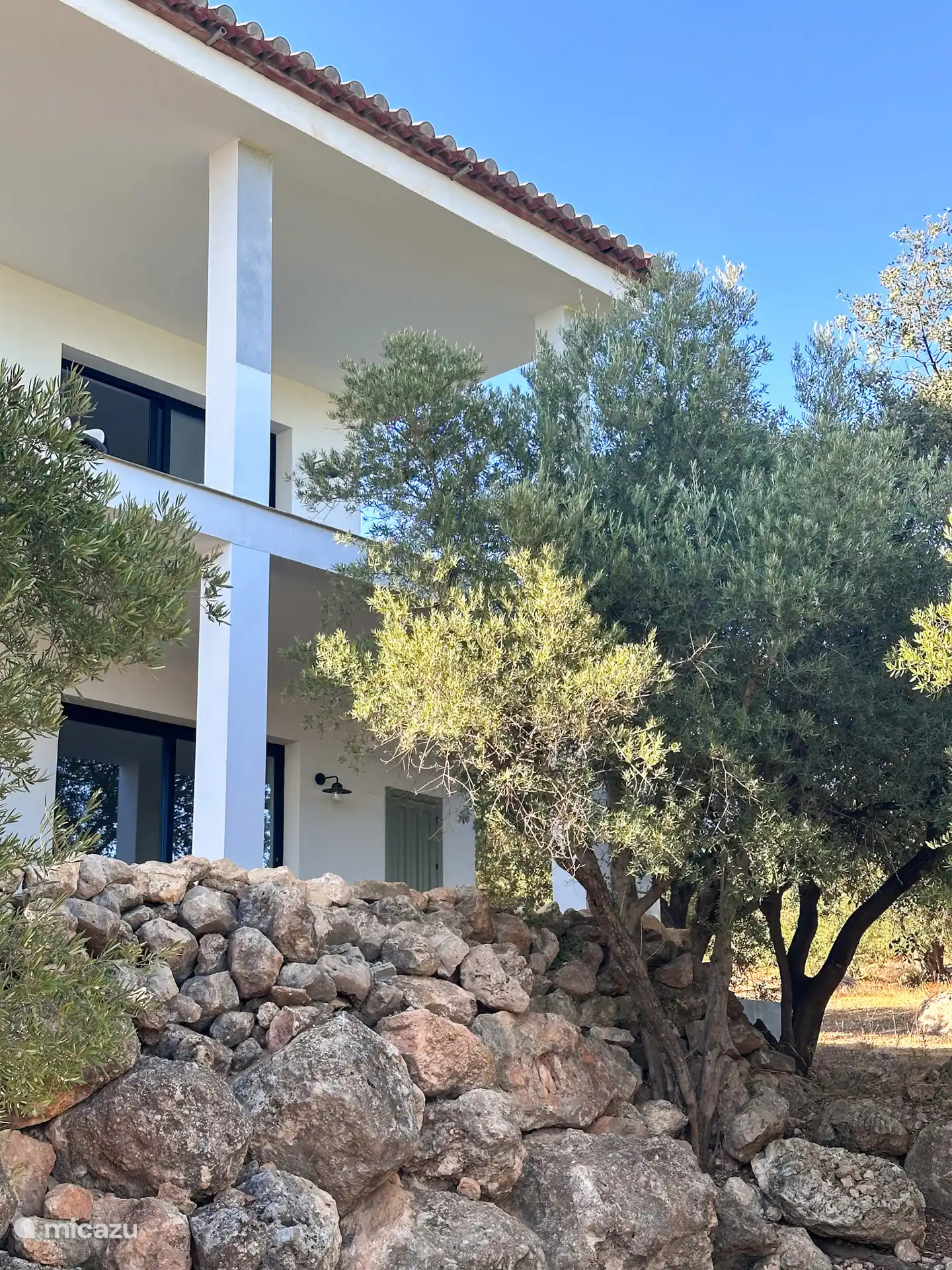 De voorzijde van Casa Serrana. Op de begane grond is het guesthouse.