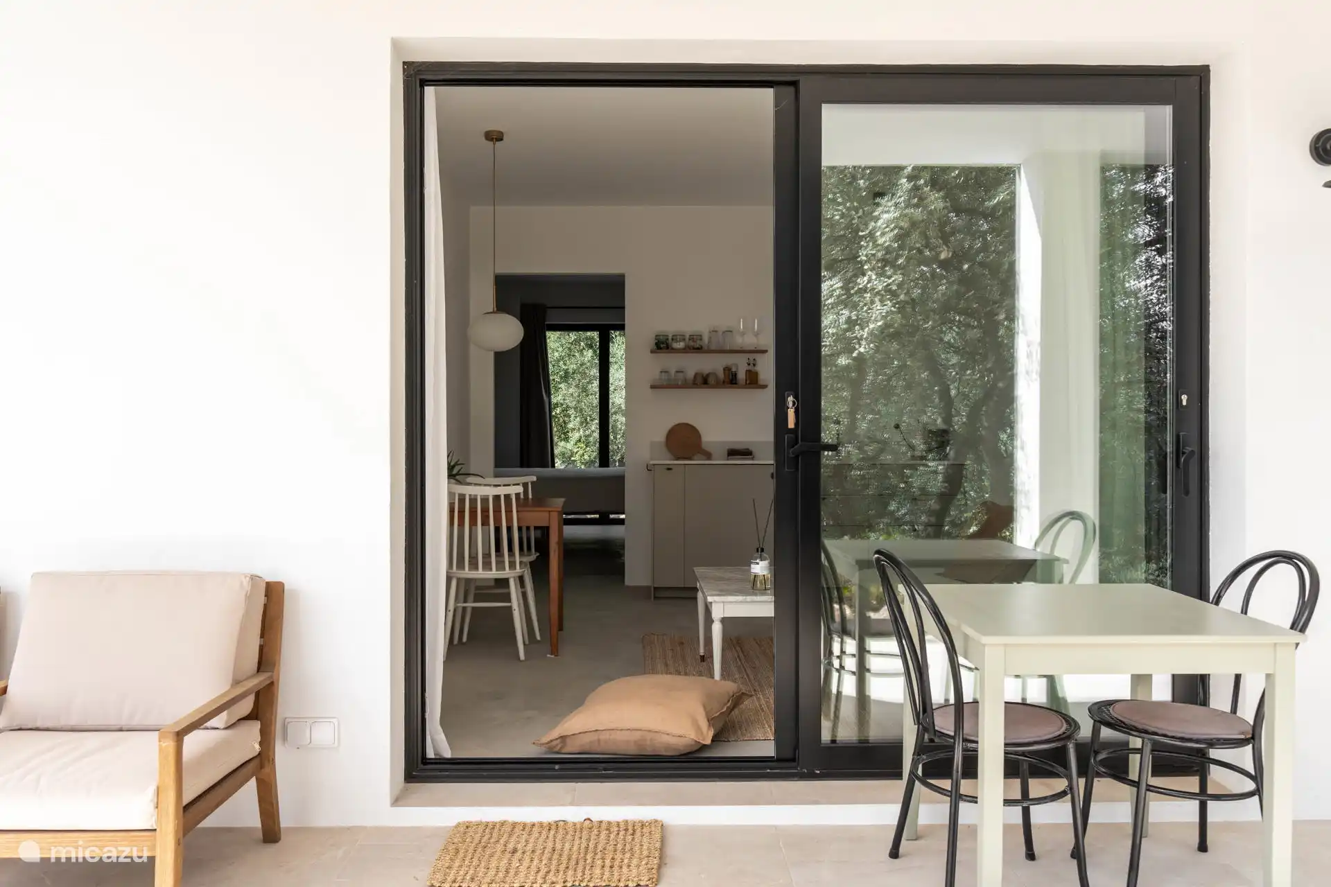 De (gedeelde) veranda aan de voorzijde geeft toegang aan de studio. Dit is een eigen entree, gescheiden van het appartement.