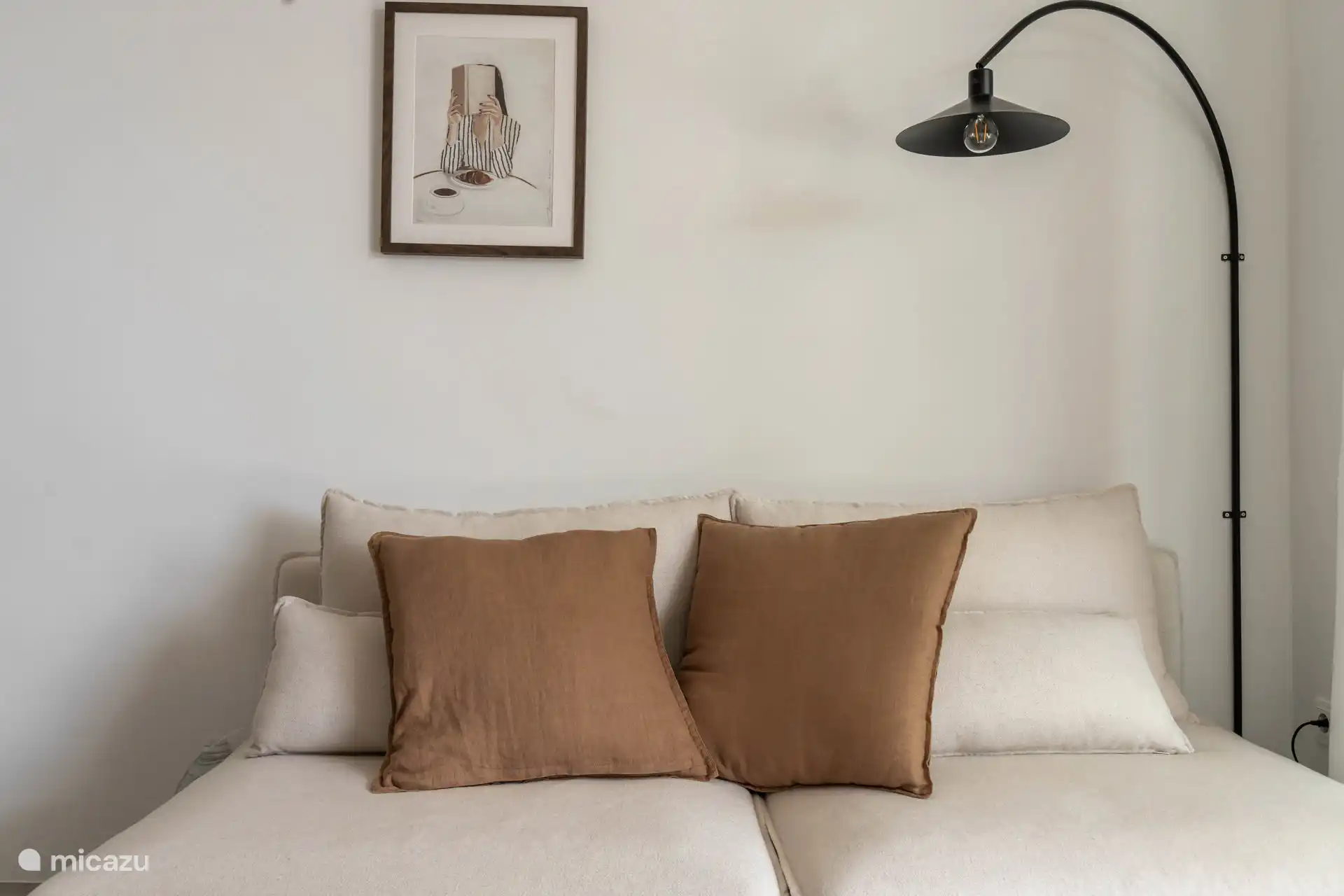 De zithoek met een tweepersoons bankje.