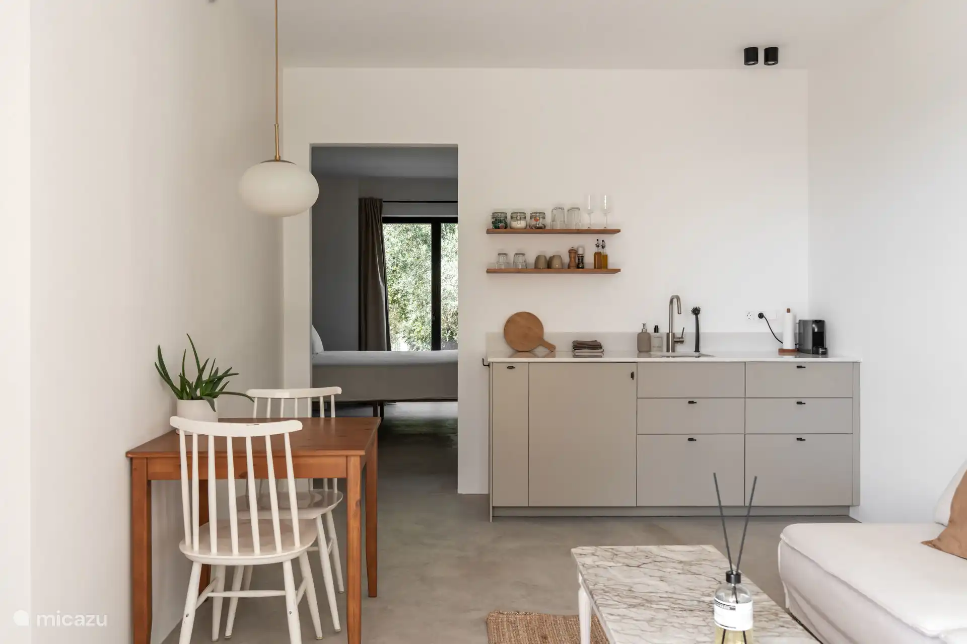 De woonkamer grenst aan de slaapkamer. 