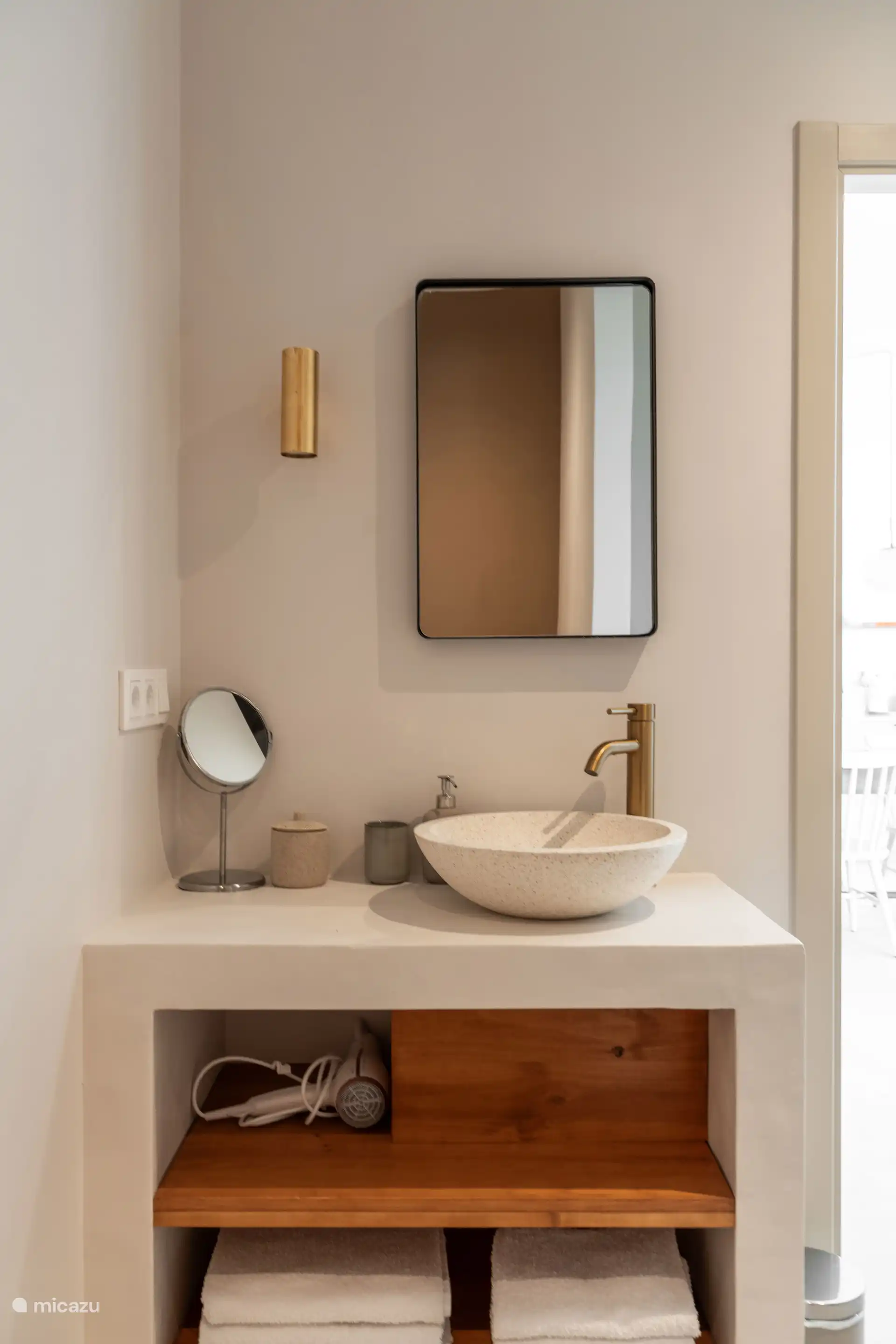 Badkamer 1 is voorzien van een ruime inloopdouche, een toilet en een badmeubel. Het gebruik van handdoeken en shampoo en douchegel van Marie-Stella-Maris is inbegrepen. Ook is er een fohn aanwezig.