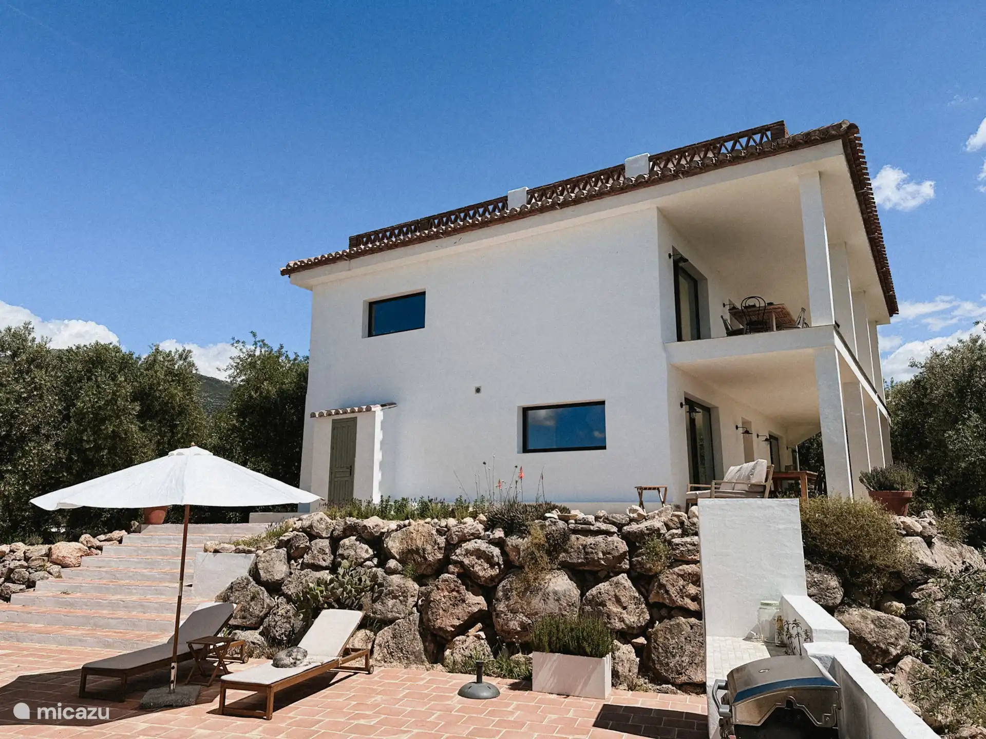 Het zwembad met terras zit aan de zijkant van Casa Serrana en heeft de hele dag zon.