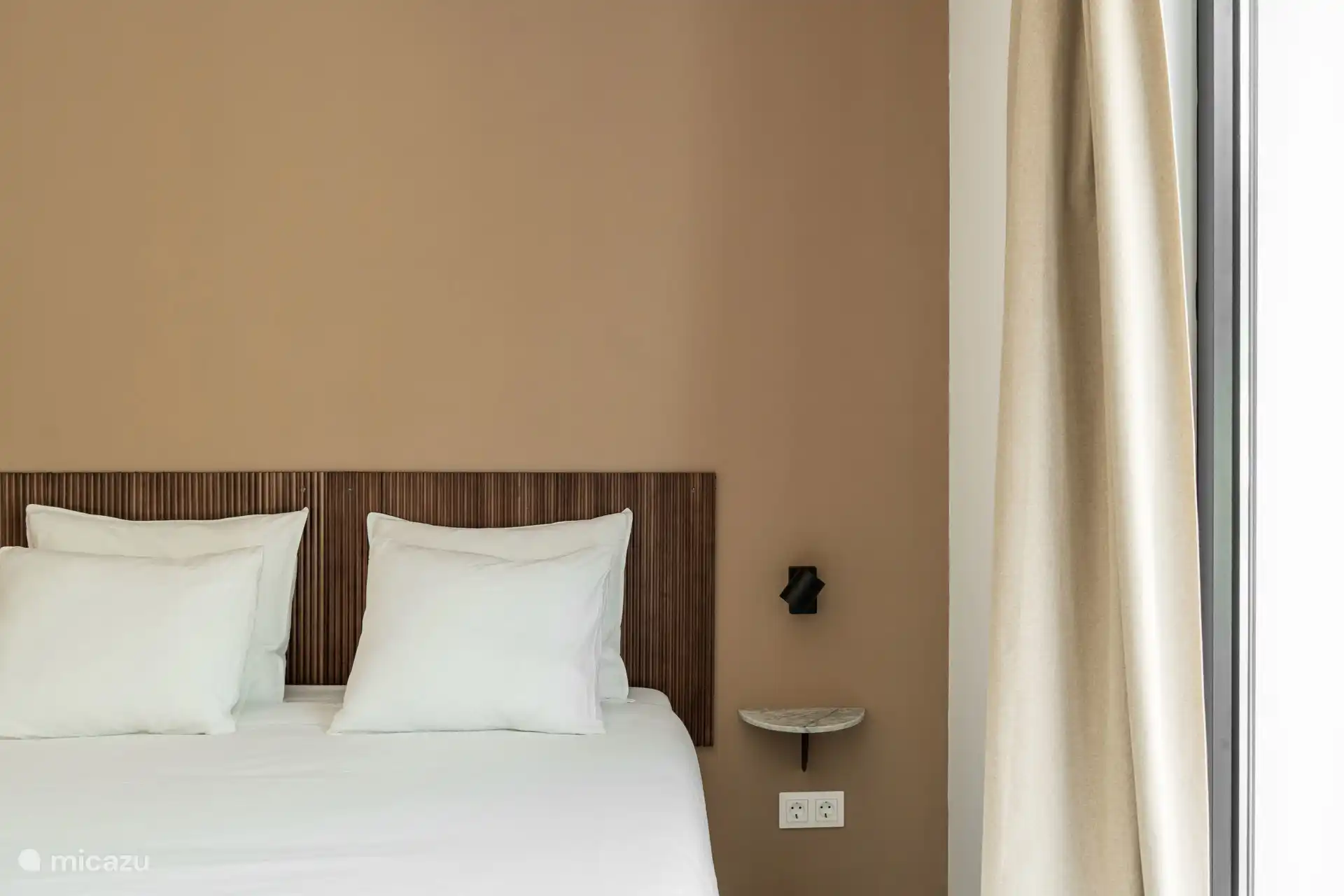 Slaapkamer 1 voorzien van een tweepersoons bed met Matt Sleeps matras (160x200cm). De slaapkamer heeft een kledingkast en is voorzien van een airco voor koelen/verwarmen.