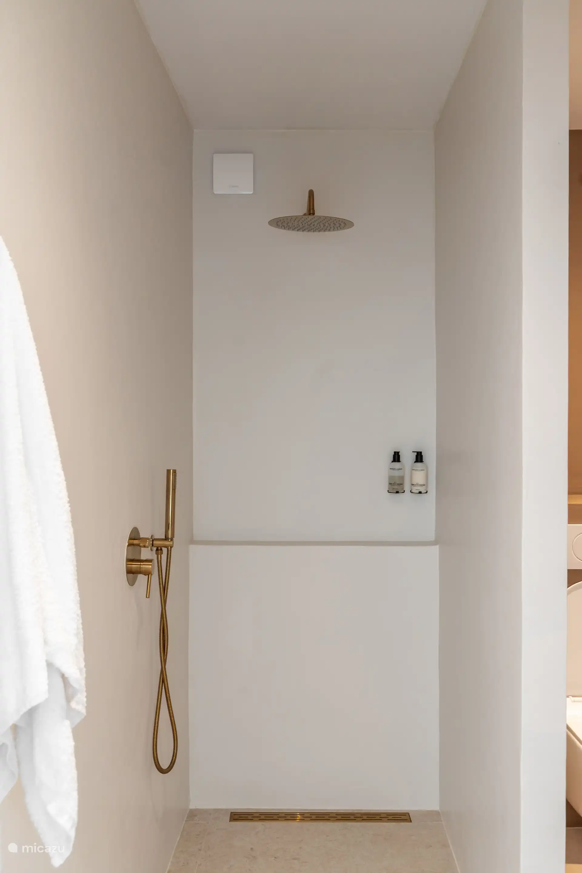 Badkamer 1 is voorzien van een ruime inloopdouche, een toilet en een badmeubel. Het gebruik van handdoeken en shampoo en douchegel van Marie-Stella-Maris is inbegrepen. Ook is er een fohn aanwezig.