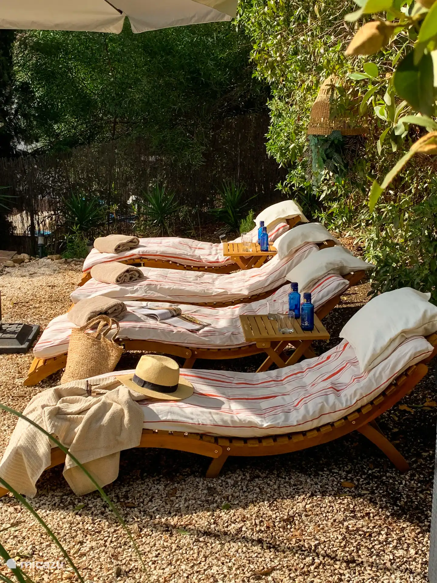 Heerlijk ontspannen op deze bedden bij het zwembad