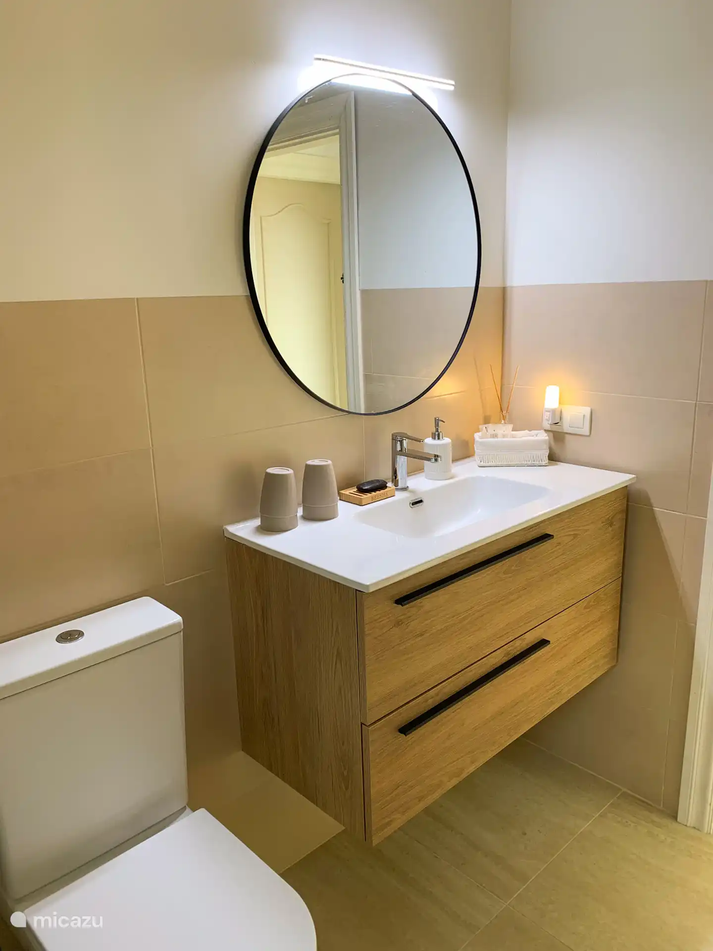 Ruim wastafelmeubel met 2 grote lades voor opbergruimte.