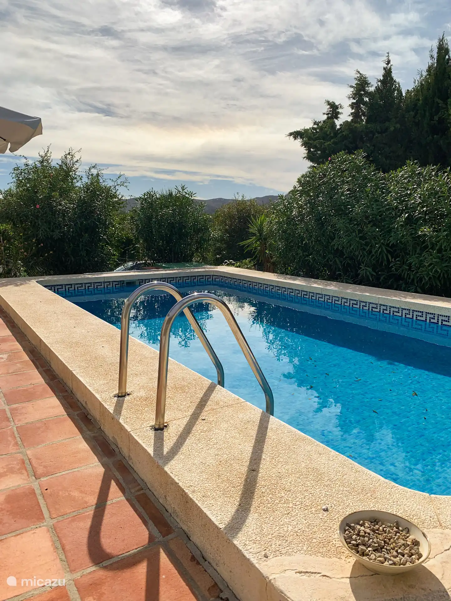 Zwembad met vergezicht op de bergen