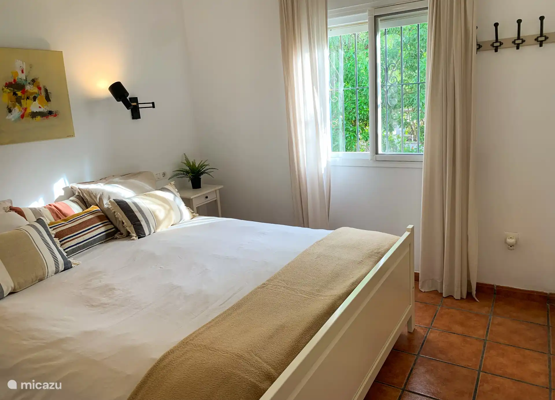 Masterbedroom heeft extra lang en breed bed. 180x220 cm. 