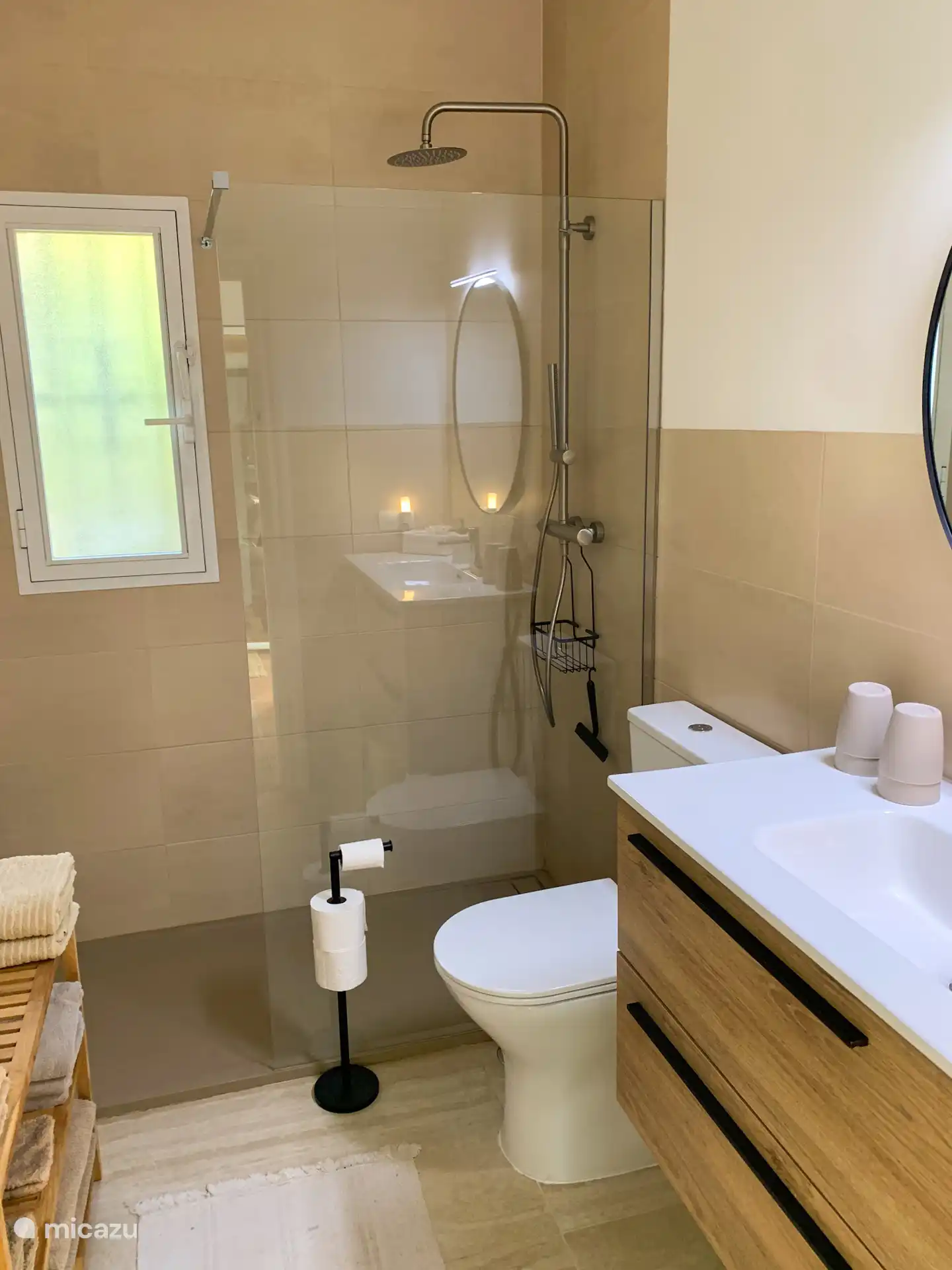 Badkamer met inloopdouche, toilet en wastafelmeubel. Toilet is verhoogd-46 cm.