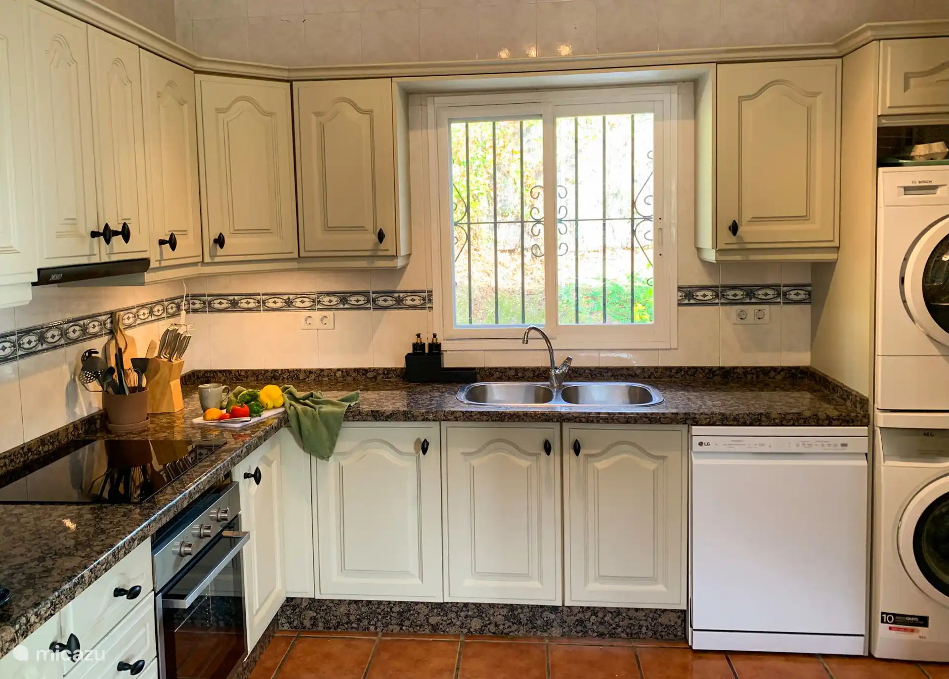 Open keuken van alle gemakken voorzien. Inductieplaat, oven, vaatwasser, wasmachine, droger, koelvriescombinatie, magnetron en vele andere keukenhulpjes aanwezig.