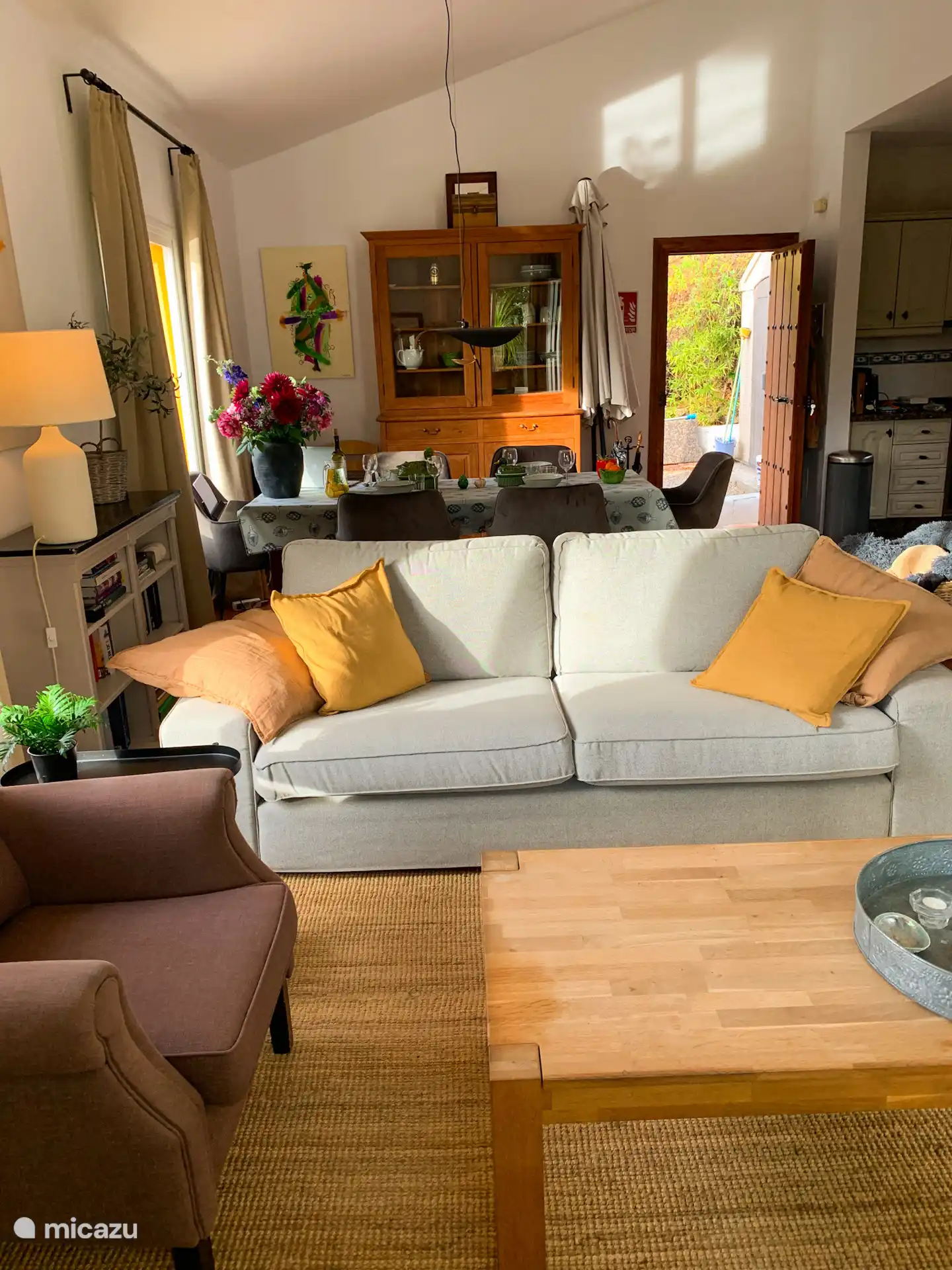 Overzicht van de woonkamer naar het eetgedeelte 