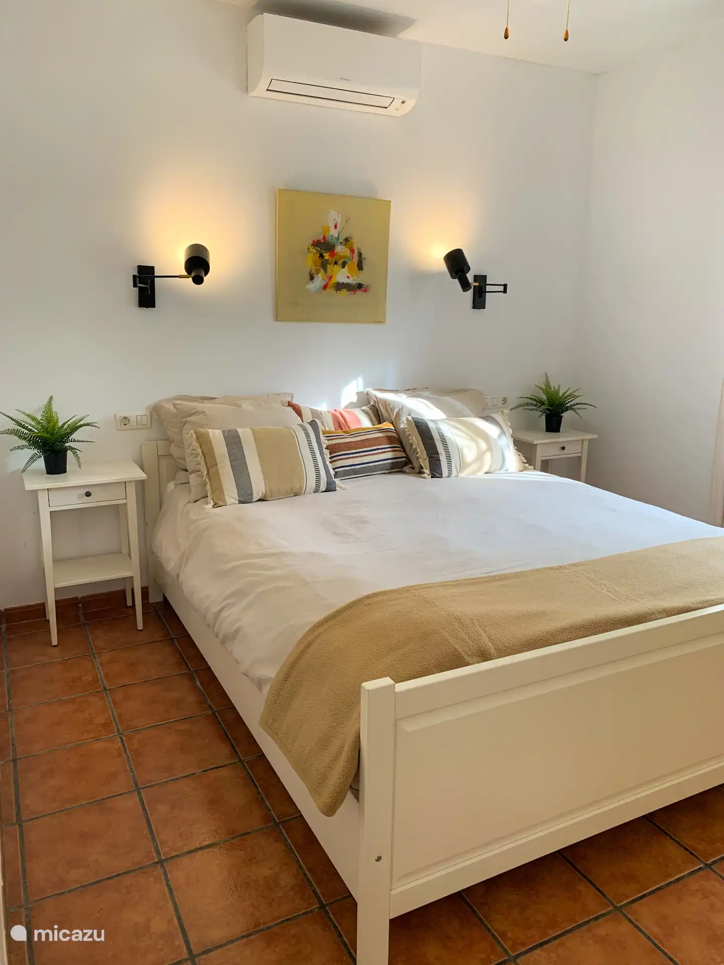 Masterbedroom met airco, plafond ventilator en verduisterend rol gordijn aan de buitenkant van het raam aanwezig. Ruime kast met hang en lig ruimte.