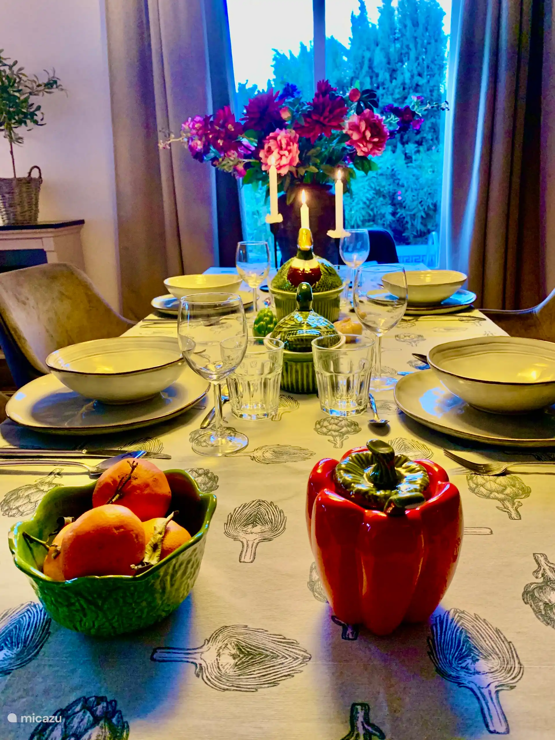 Mooi gedekte tafel voor het genieten van een mooie maaltijd.