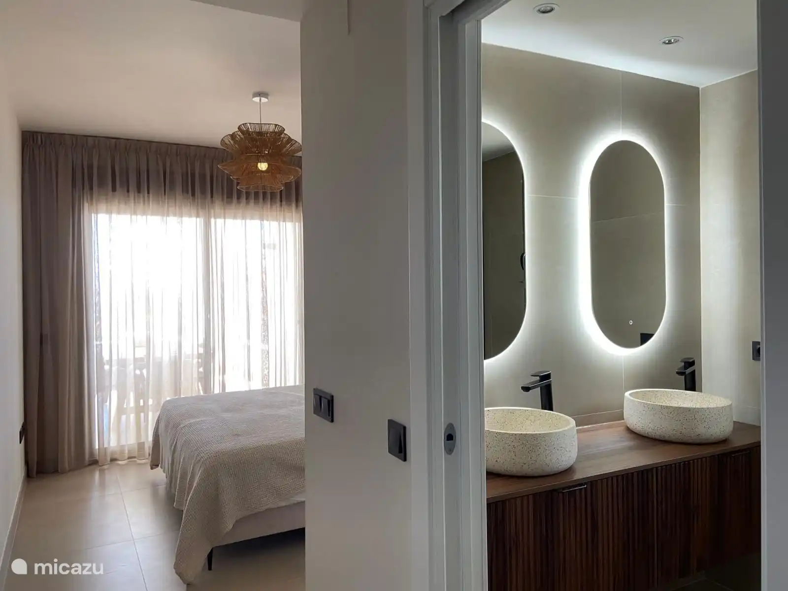 Slaapkamer 1 met en-suite badkamer