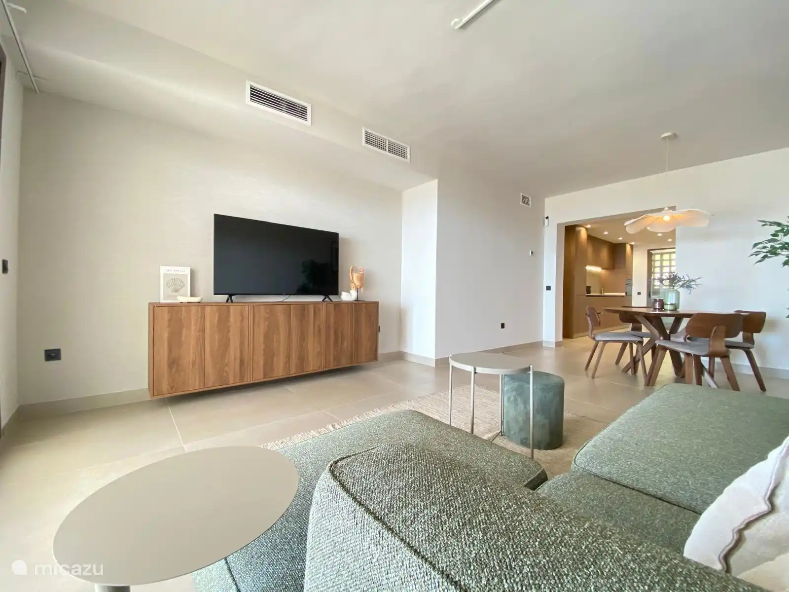 Huiskamer met Nederlandse televisie