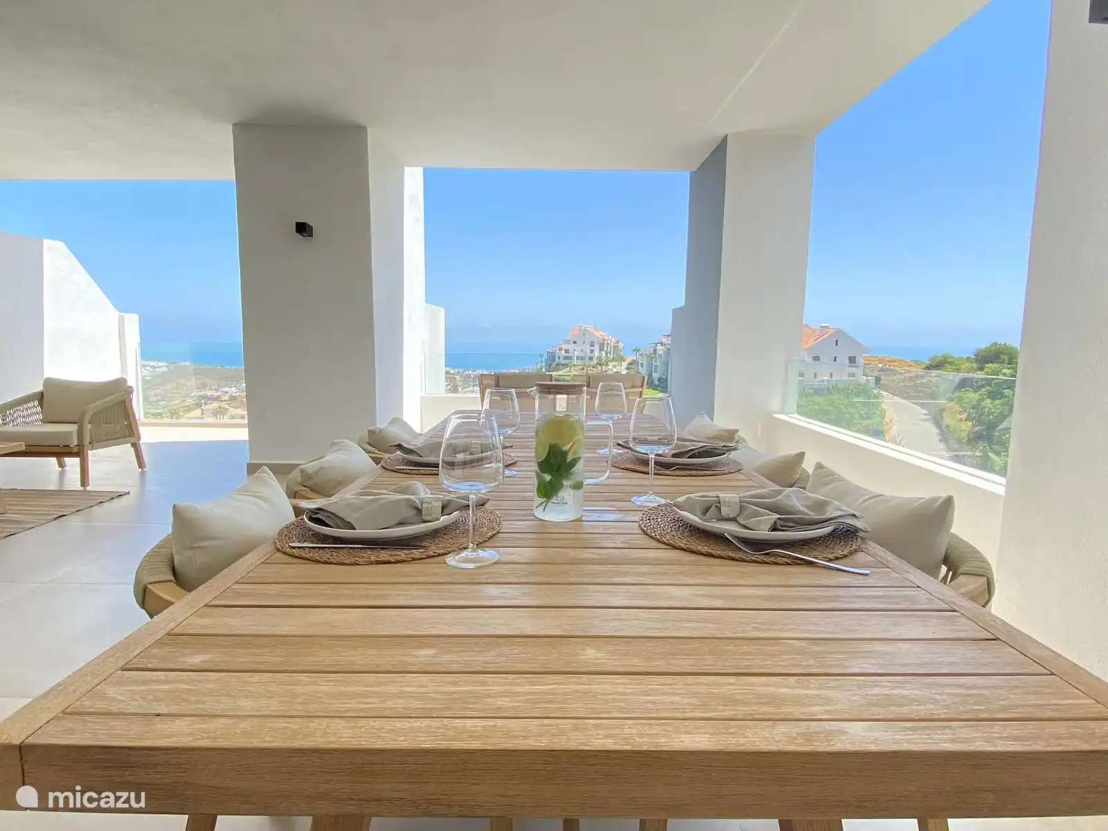 Overzicht foto balkon met loungehoek links