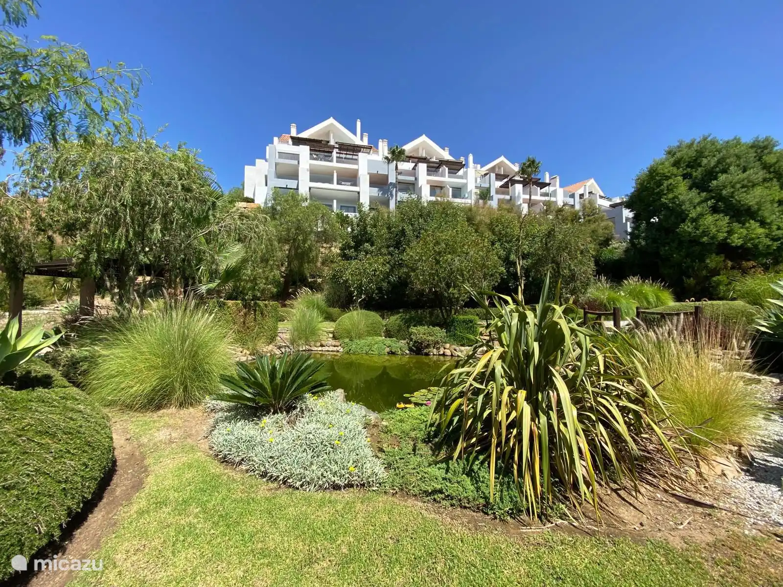 Appartement vanuit tuin vijver