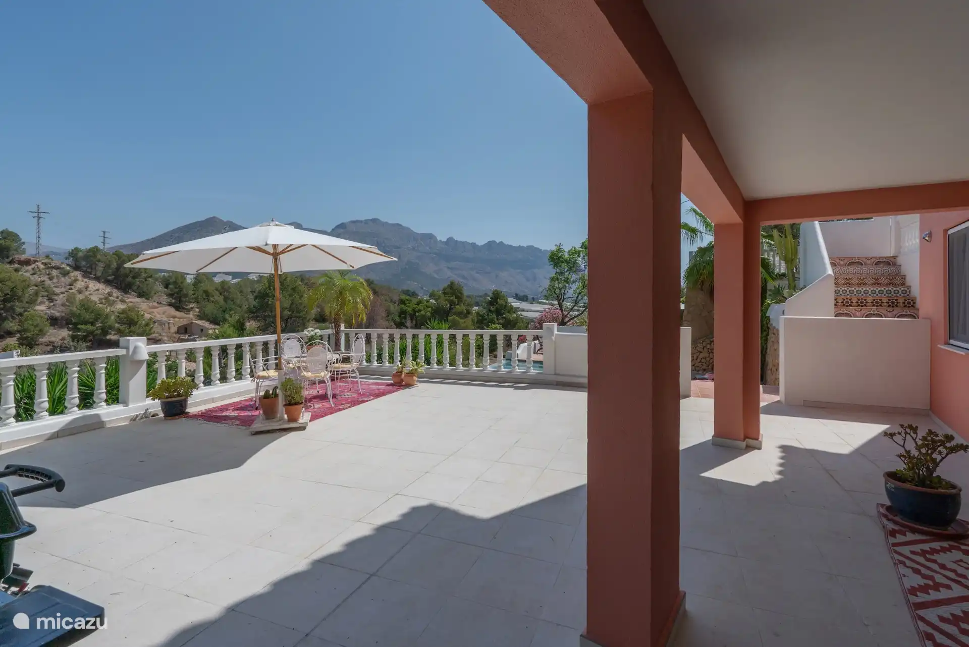 Prive terras aan het zwembad