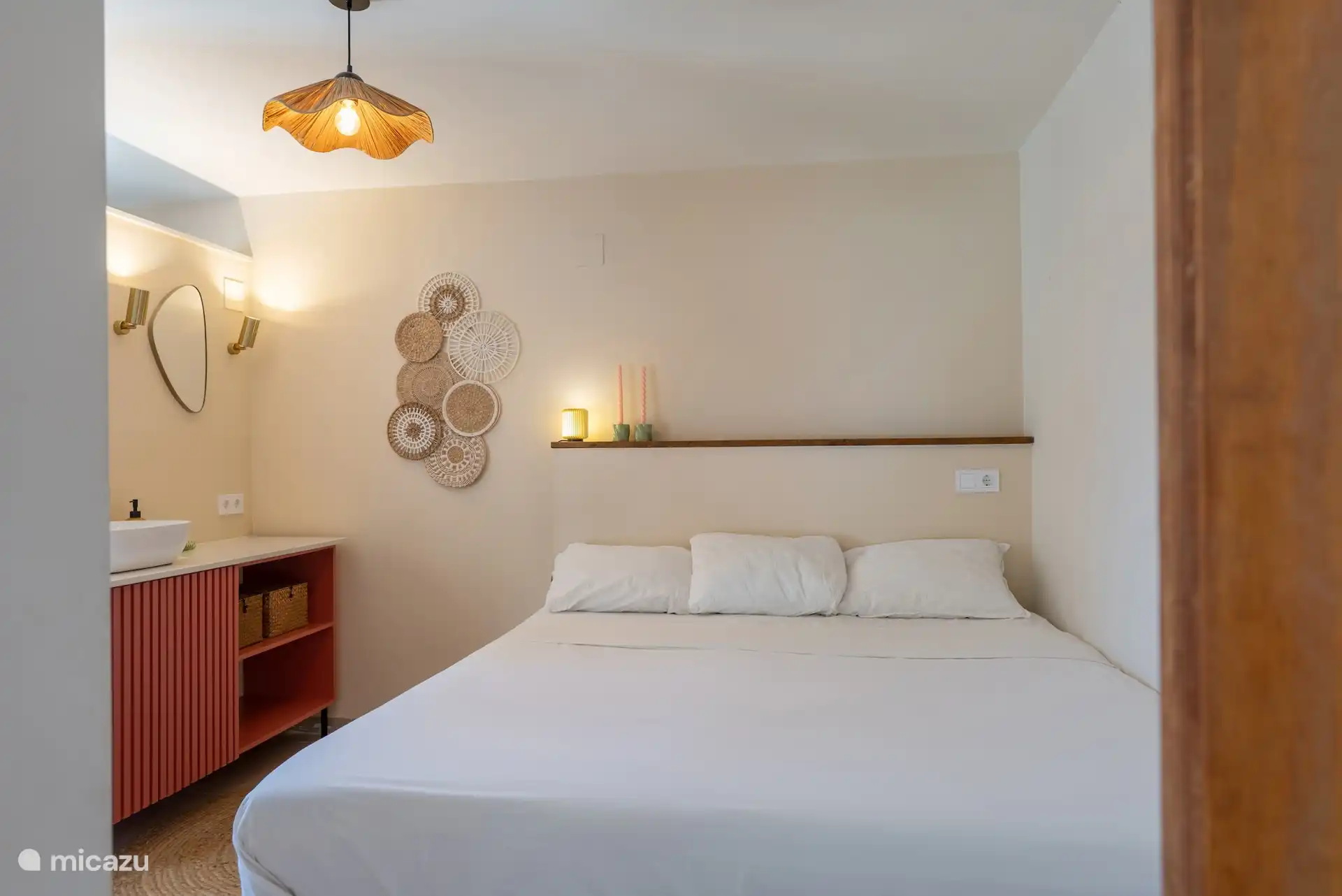 Master bedroom met grote inloop douche