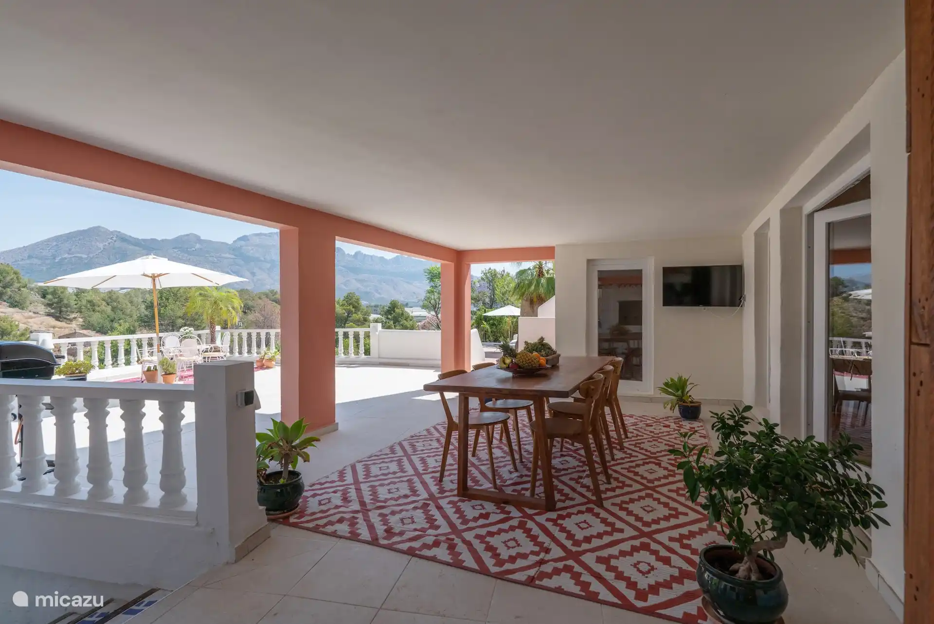 Grote tafel op prive terras aan het zwembad