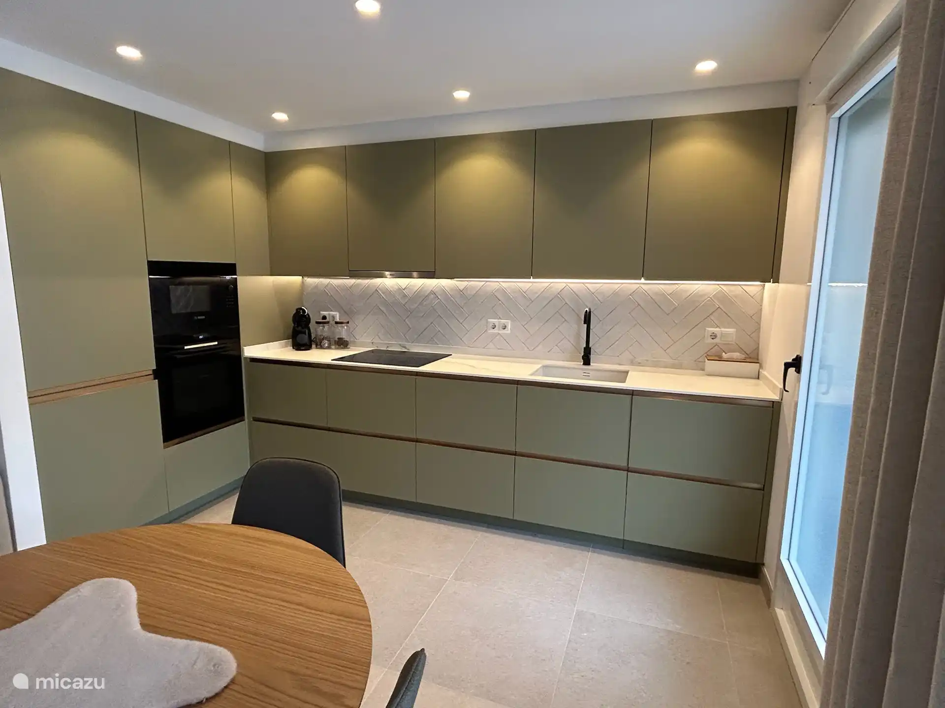 Open keuken voorzien van alle comfort