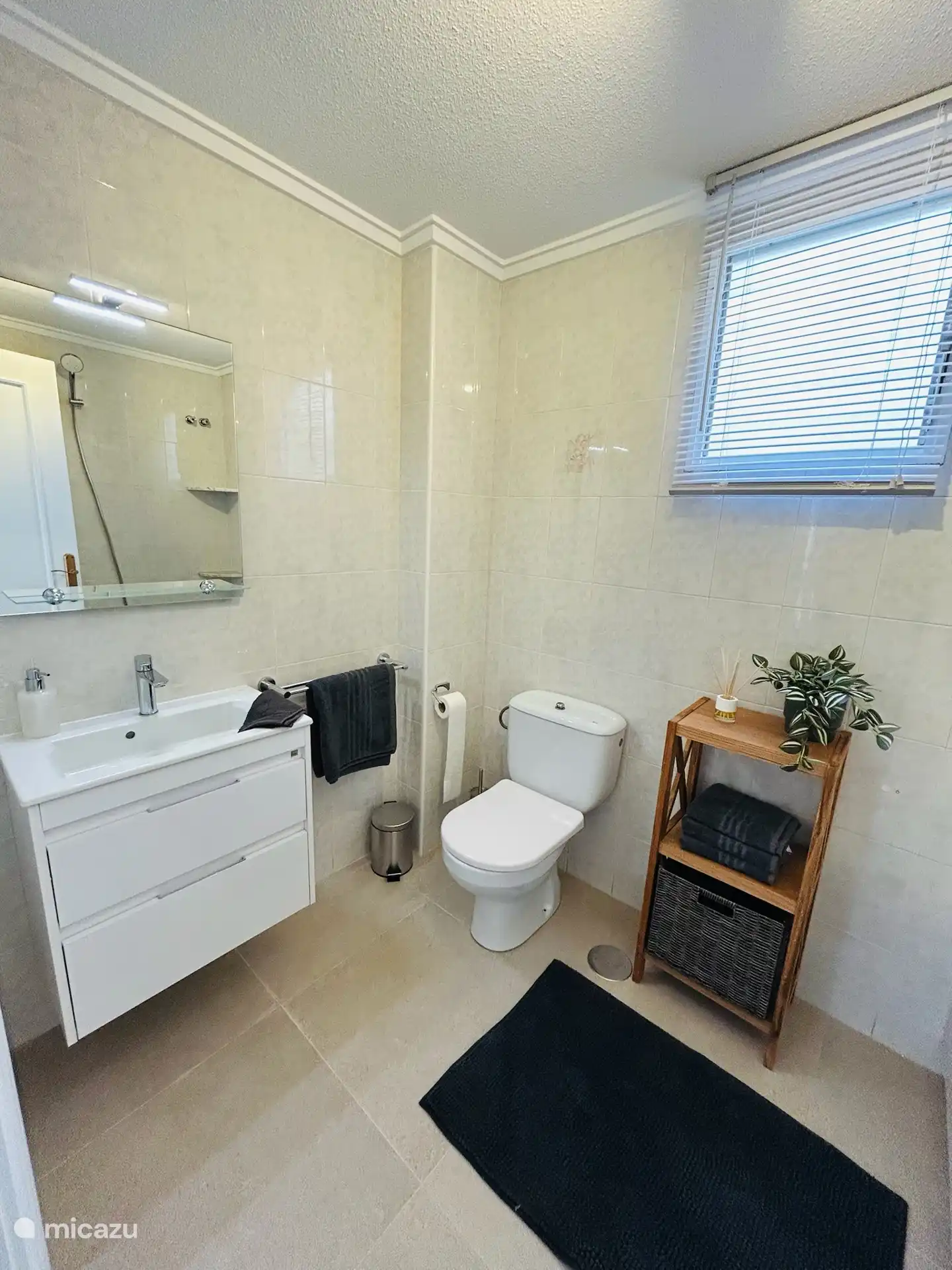 Tweede badkamer met toilet en bad