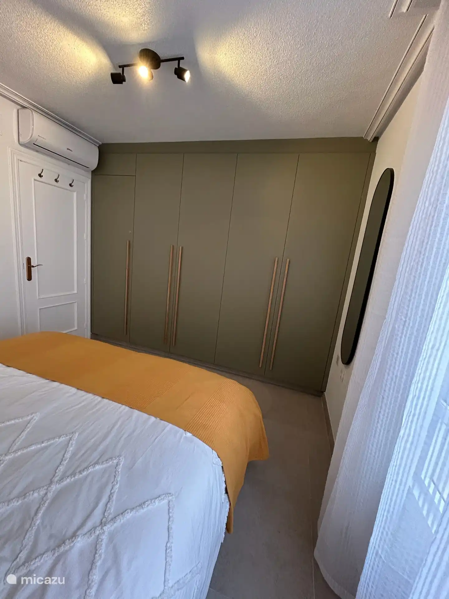 Ruime kleerkast in de masterbedroom