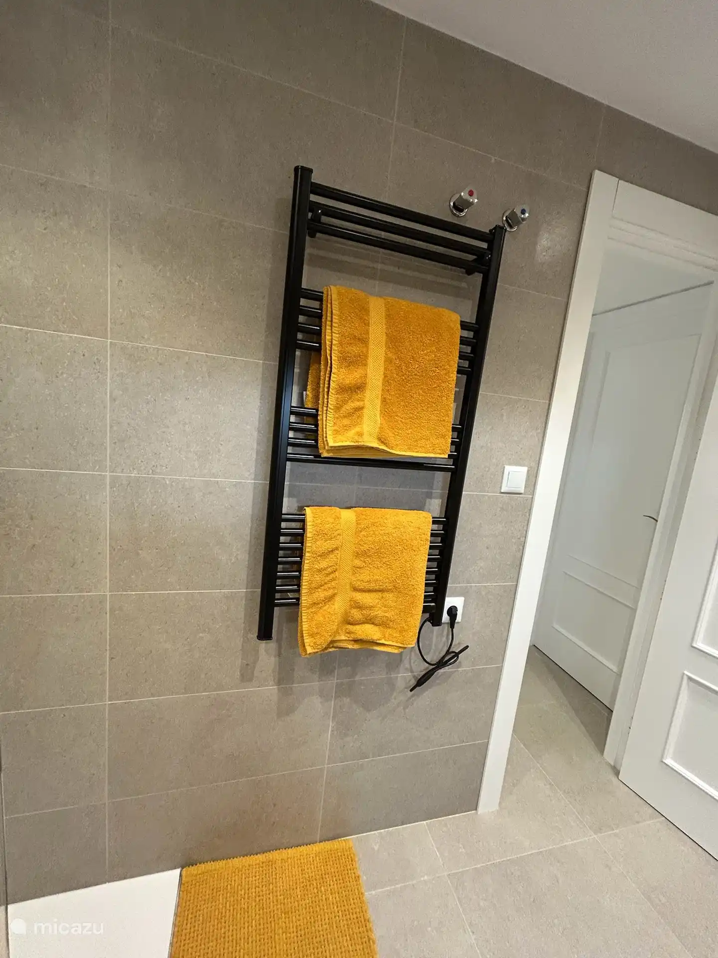 Badkamer naast de masterbedroom met inloopdouche voorzien van verwarming en haardroger