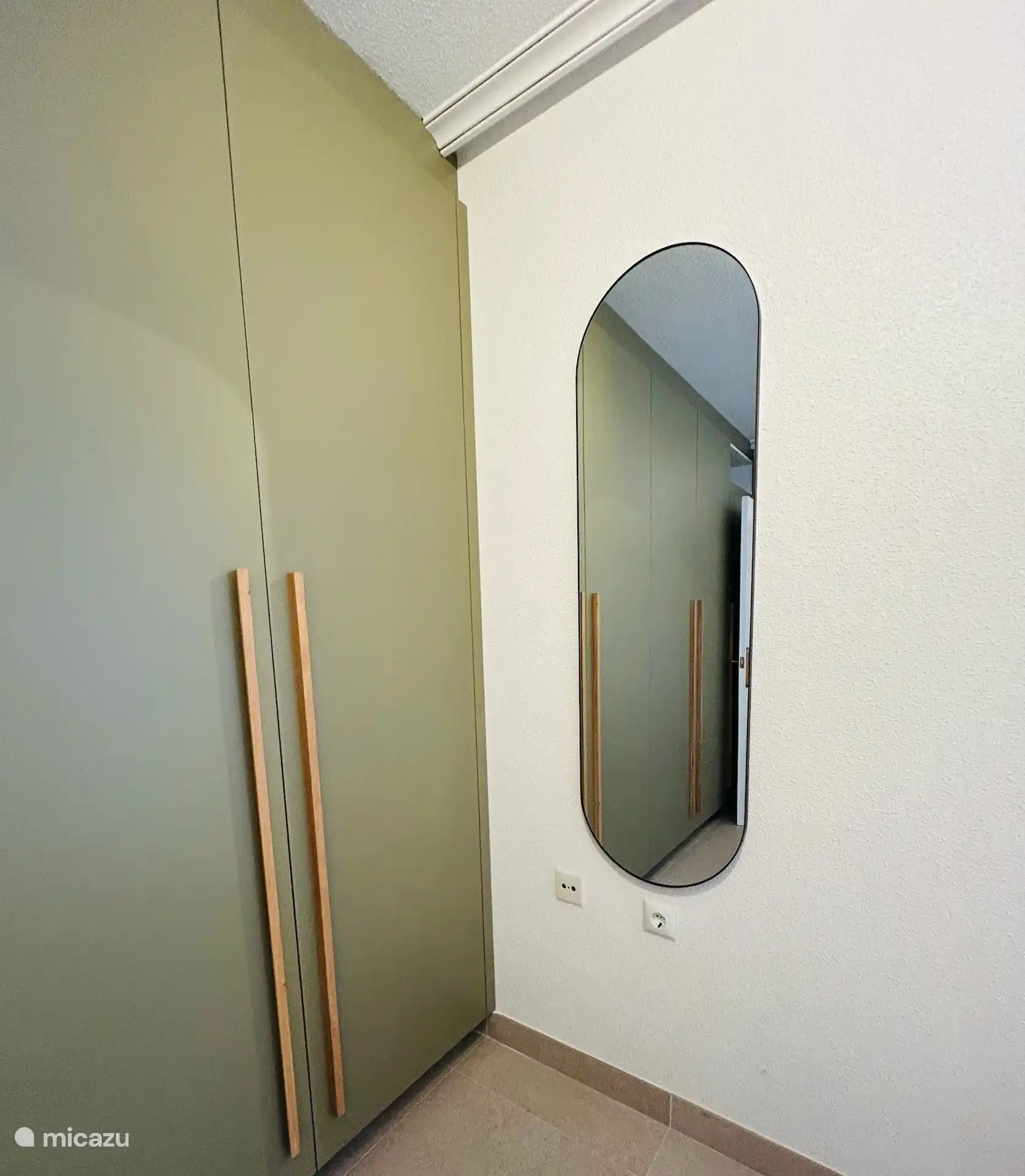 Spiegel in de grote slaapkamer
