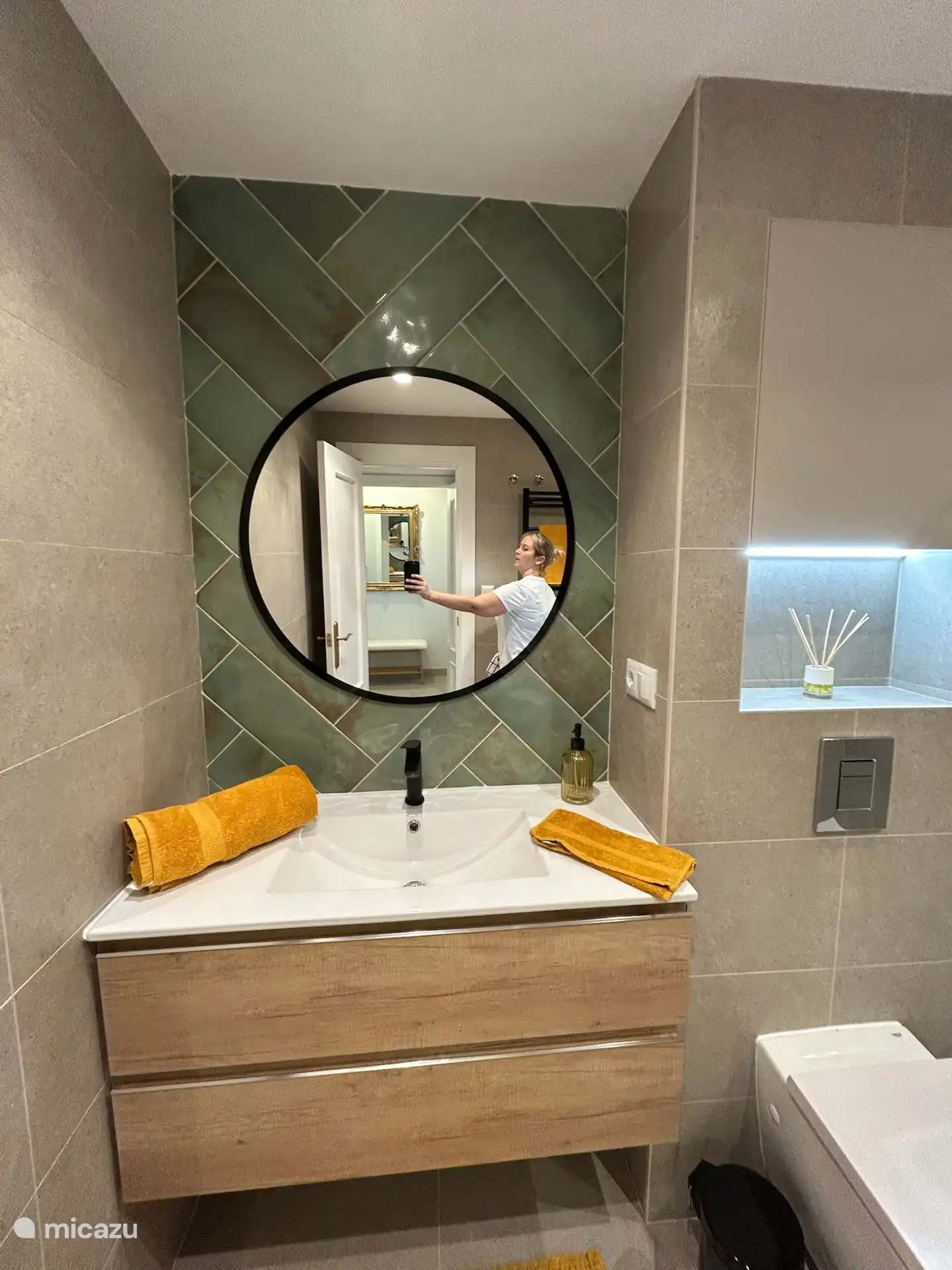 Badkamer naast de masterbedroom met inloopdouche voorzien van verwarming en haardroger