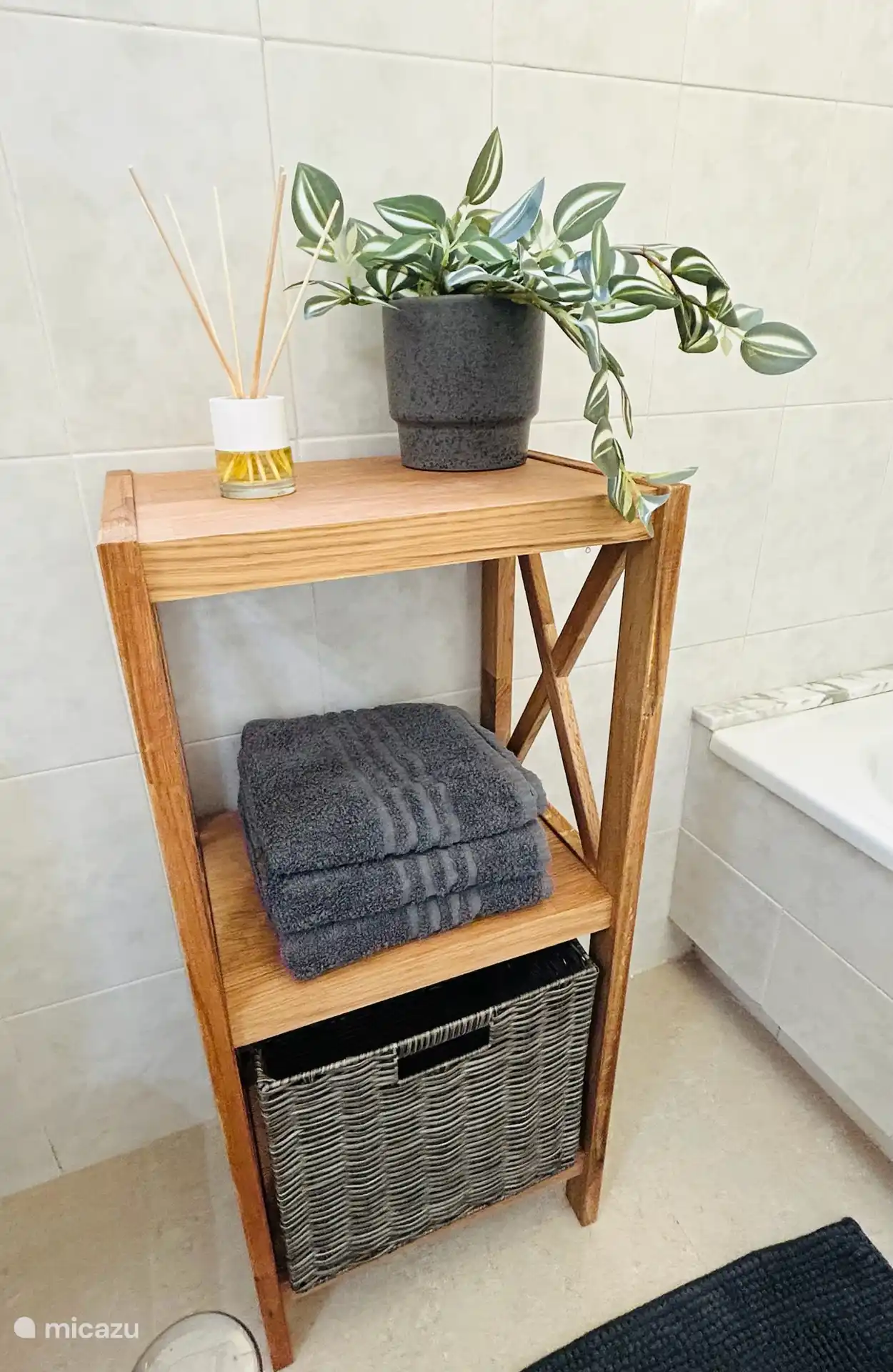 Tweede badkamer met toilet en bad