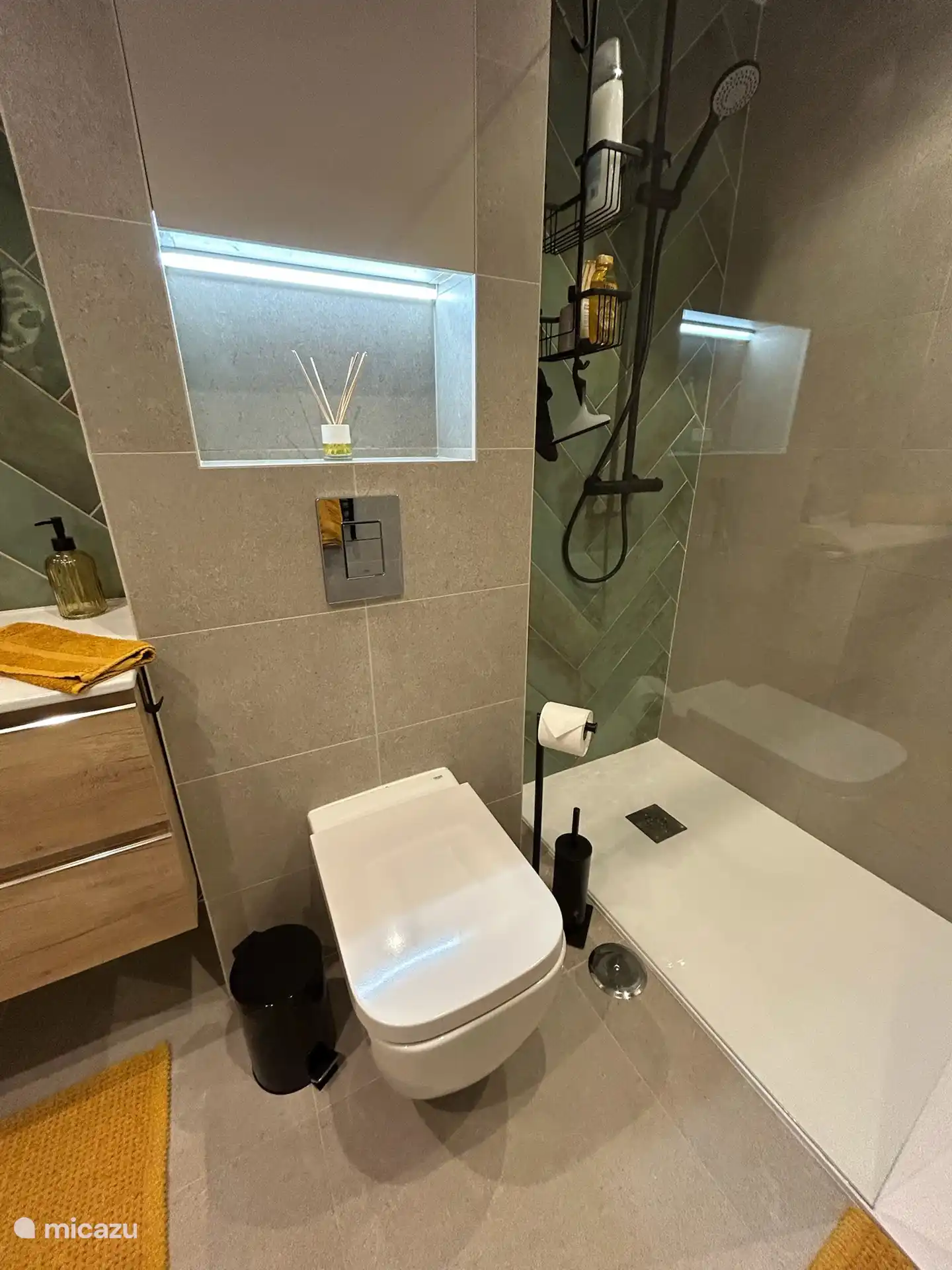 Badkamer naast de masterbedroom met inloopdouche voorzien van verwarming en haardroger