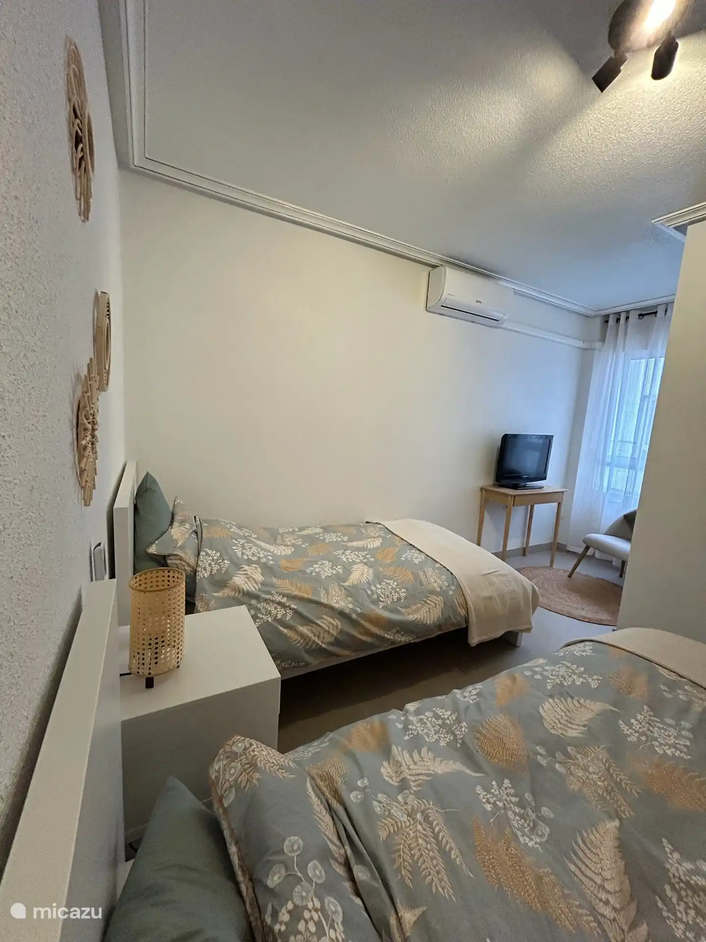 Ander zicht op de kamer met 2 eenpersoonsbedden