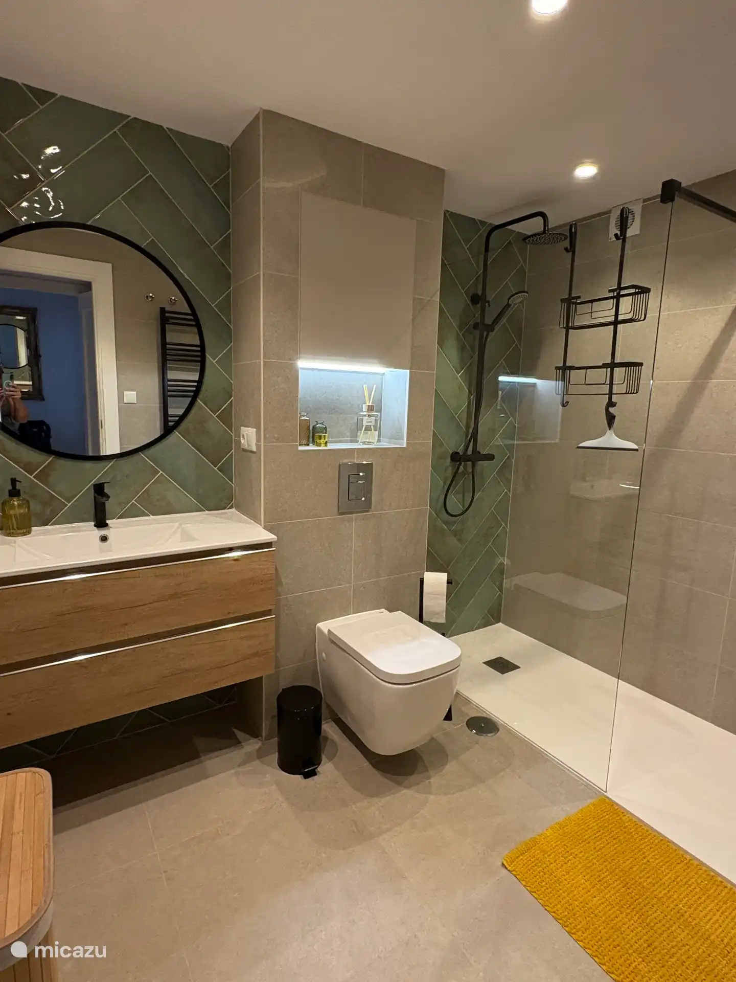 Gerenoveerde badkamer met inloopdouche
