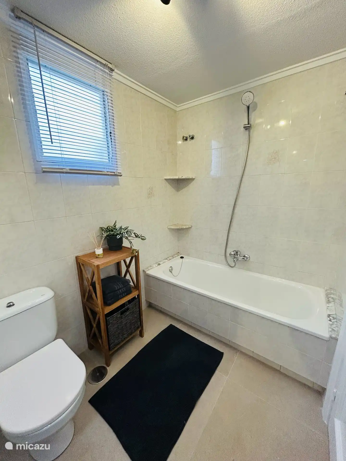 Tweede badkamer met toilet en bad