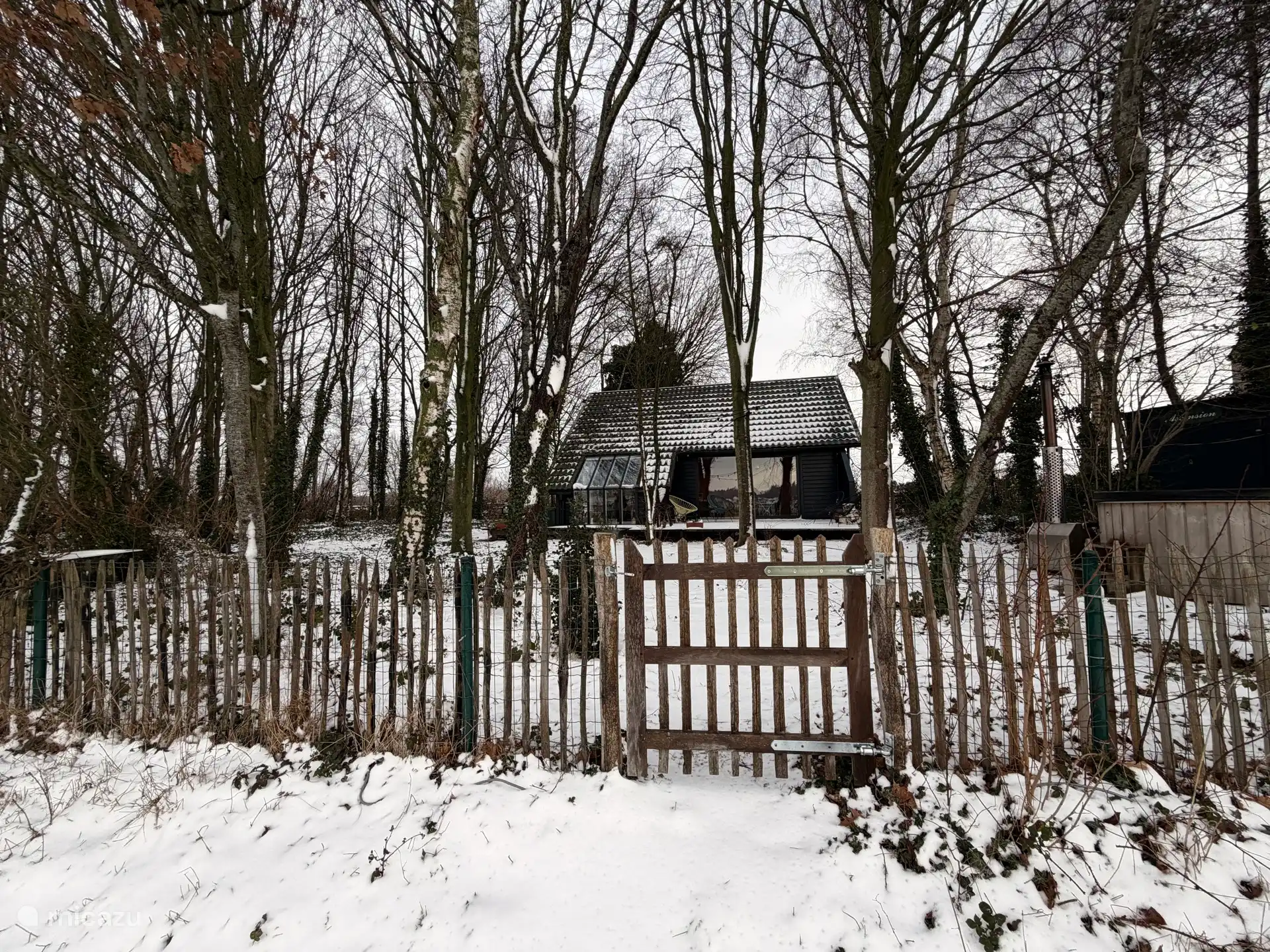 Winterse sfeer - foto vanop het veld (acvhterzijde huisje met hottub en terras)