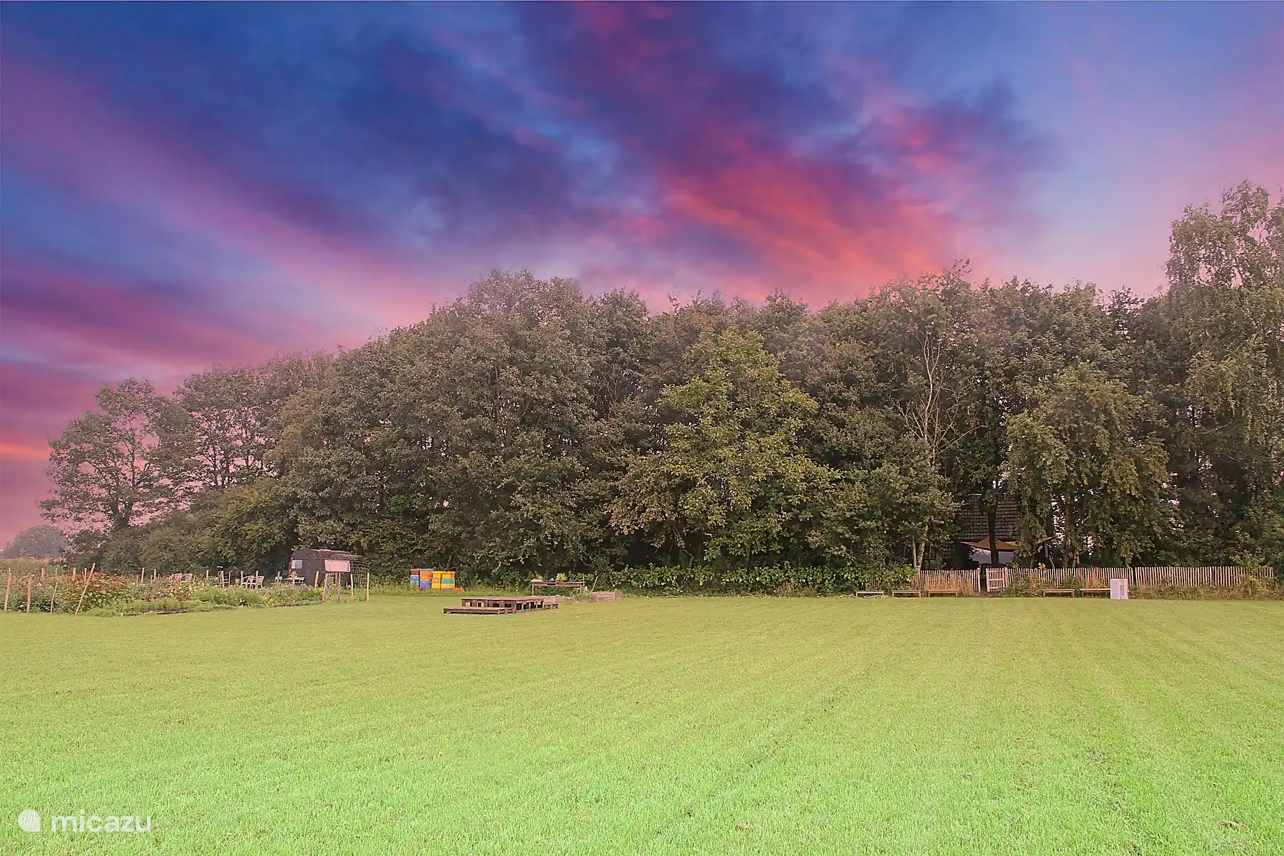 Zicht naar het huisje vanop het veld. Kruiden voor thee of koken? Check!
Buitenspelen? Check!
Chillen in de zon? Check!