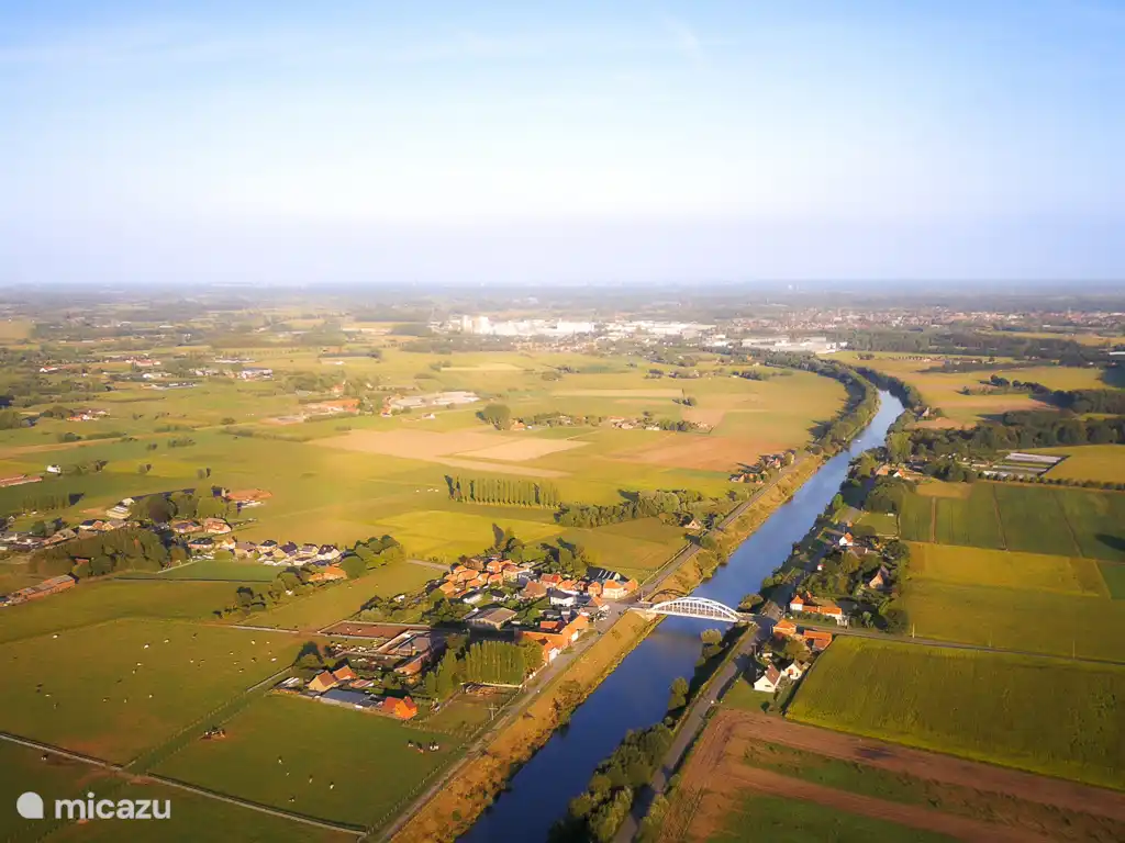 Zonder Vaart ligt langs het kanaal Gent-Brugge. Fietsen tot Gent 18km, naar Brugge 16km. Met de auto op 20 min rijden. Op wandelafstand van treinstation Maria-Aalter (7 min).