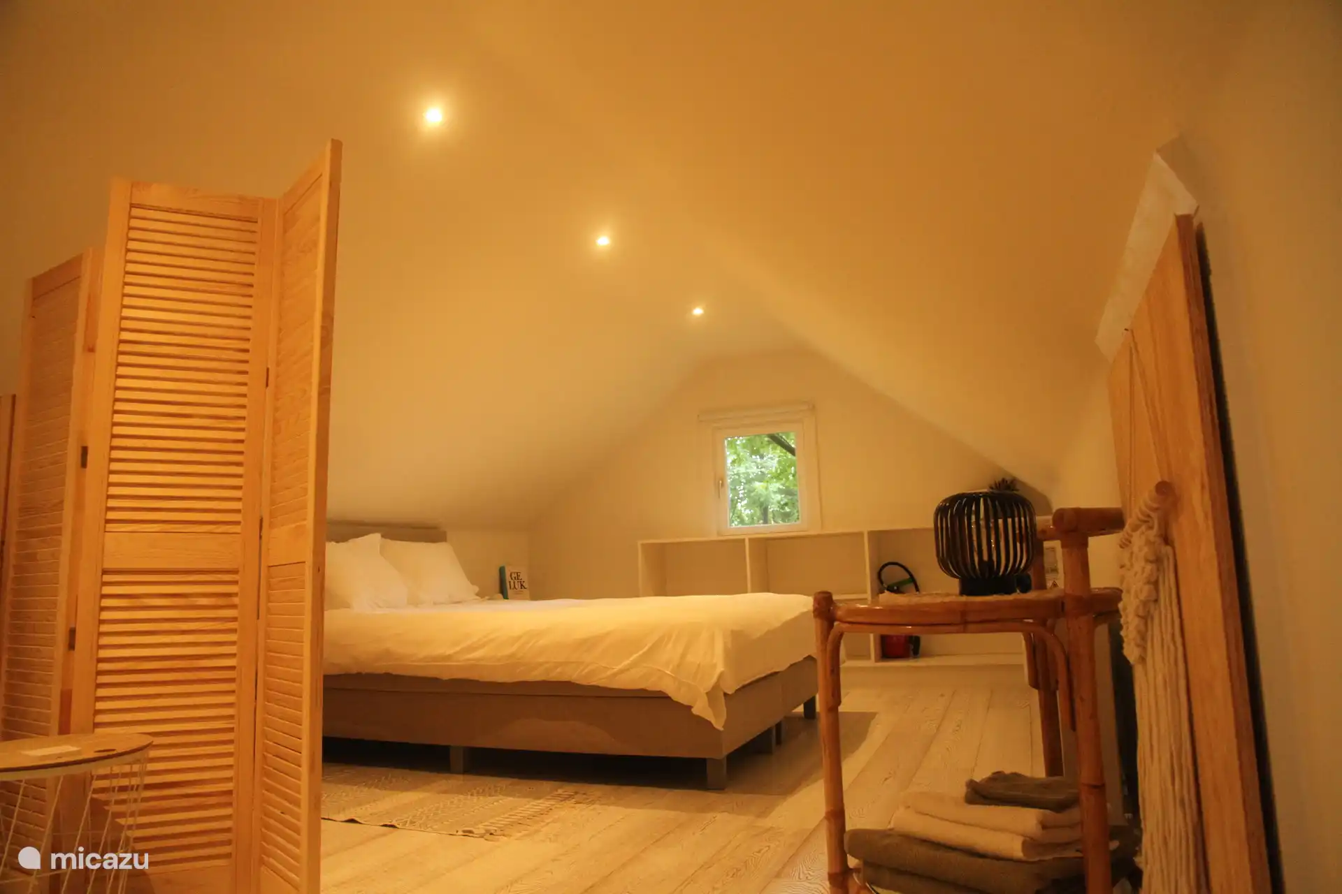 Slaapkamer 1e verdiep met een bed 1m60 en een uitschuifbaar tot 1m60.