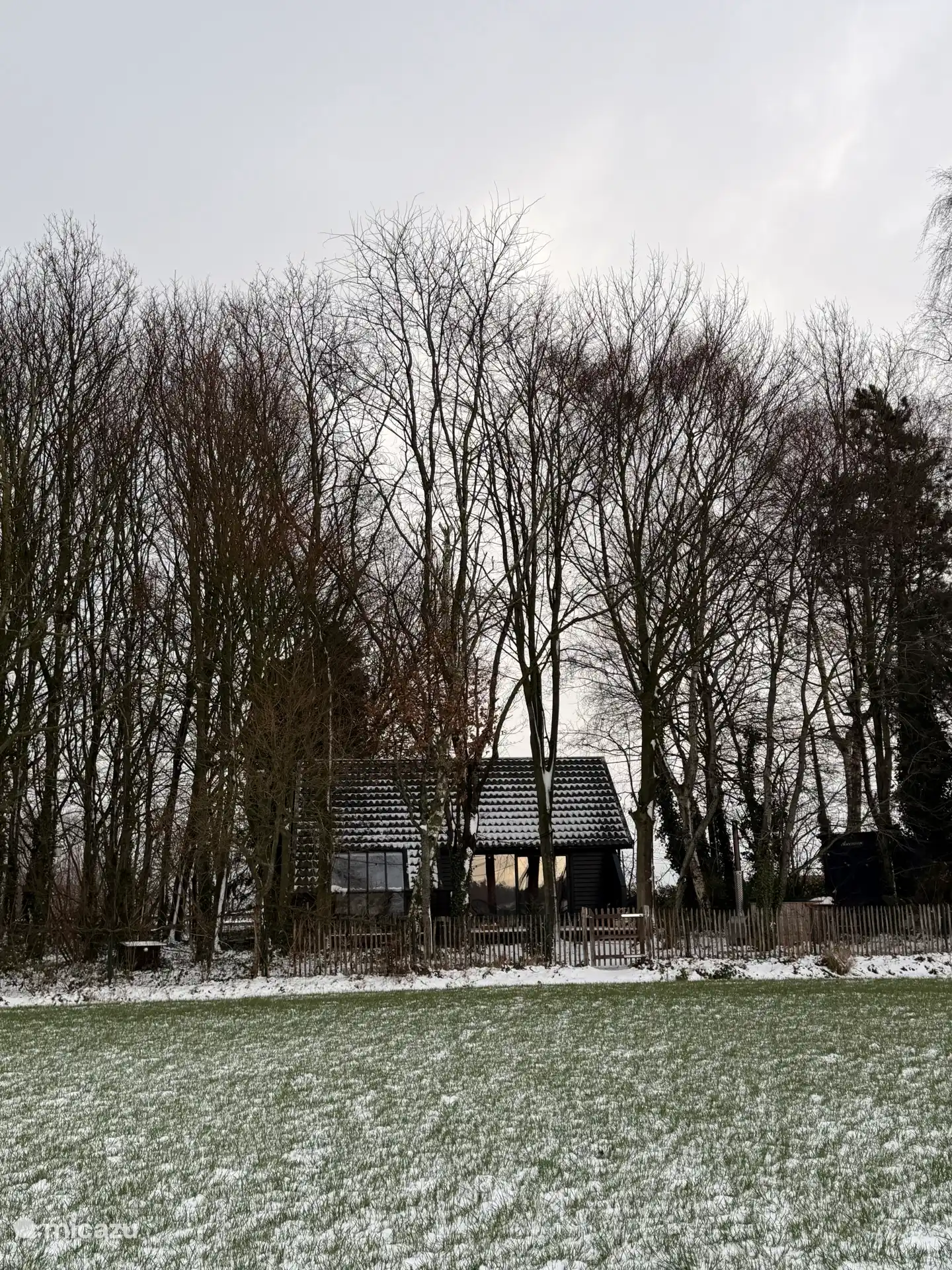 Winterse sfeer - foto vanop het veld (acvhterzijde huisje met hottub en terras)